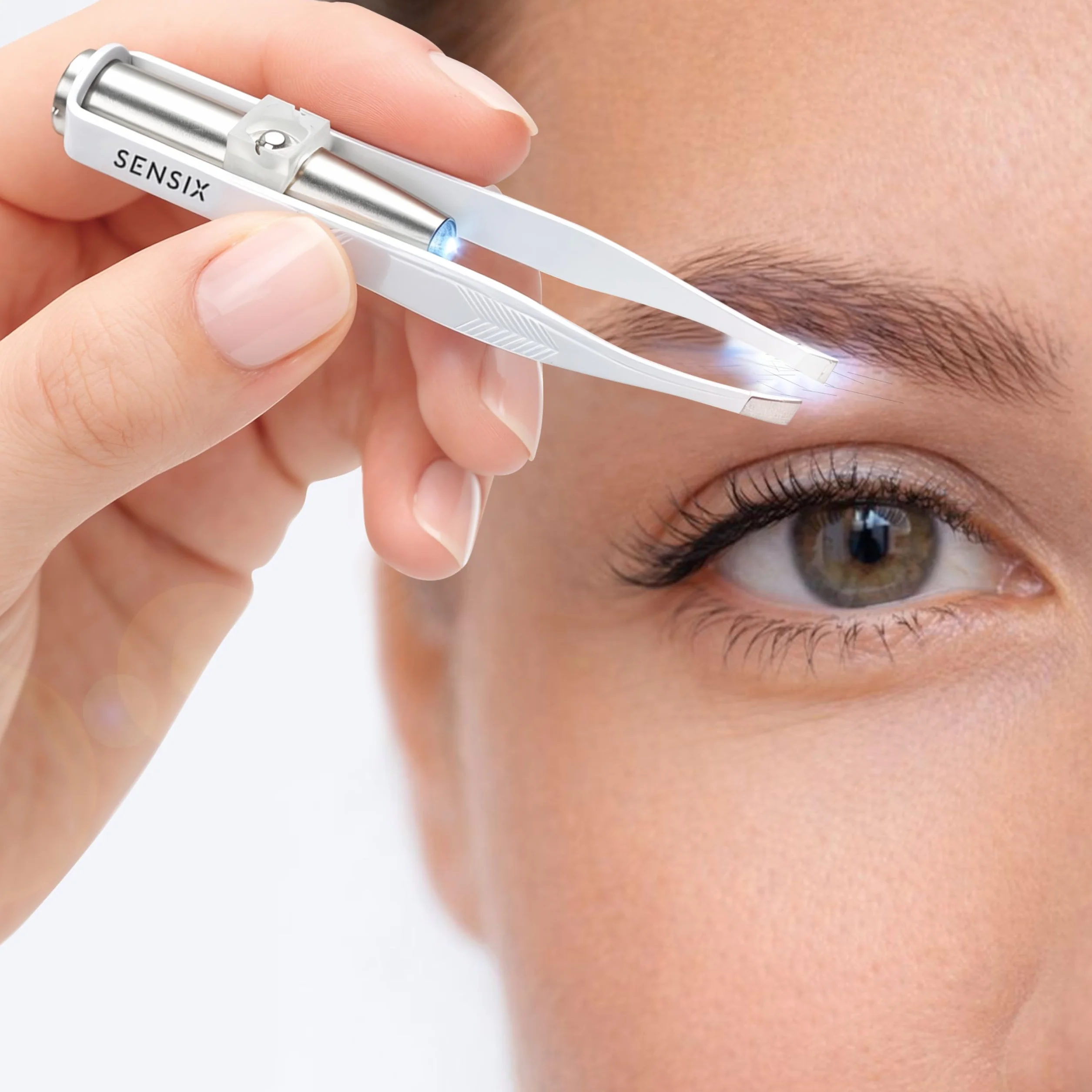Sensica Pinzette Sopracciglia con Luce LED Professionali – Pinzette di Alta Precisione a Punta Obliqua in Acciaio Inox, Pinzette Luminose per Peli Incarniti e Viso, Idea Regalo Donna
