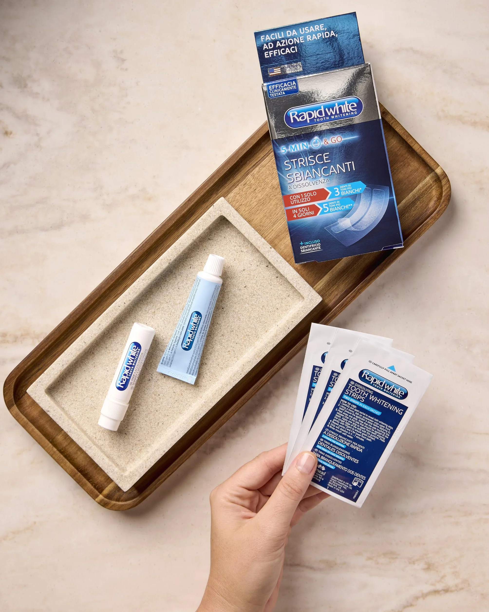 Rapid White - Strisce Sbiancanti Denti, per Uno Sbiancamento Fino a 5 Toni, Senza Perossido, Rimuove Macchie, Trattamento Rapido, Gusto Menta, Clinicamente Testato, 2x8 Strips