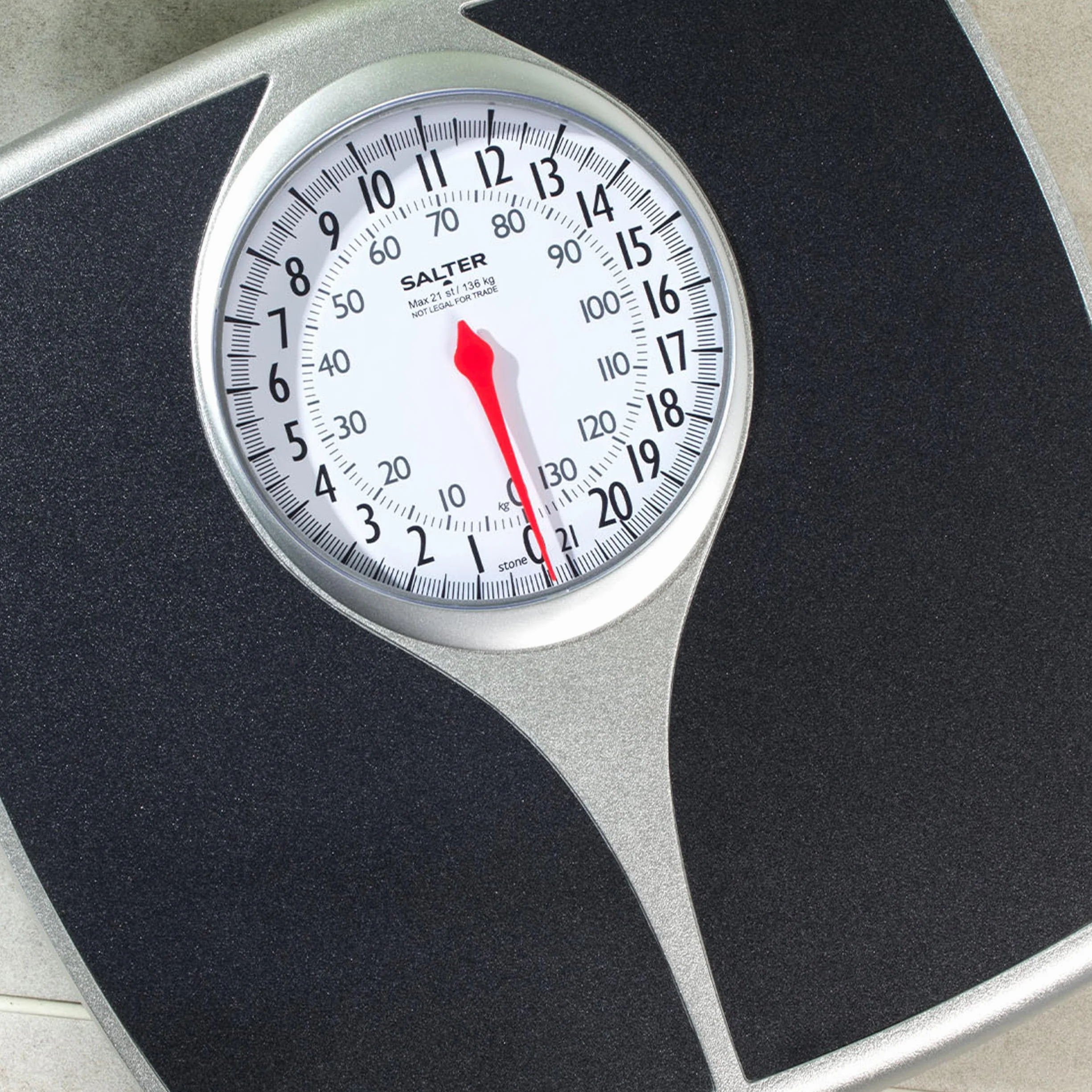 Salter 148 BKSVDR Speedo bilancia pesapersone meccanica, quadrante grande, facile lettura, spaziosa, capacità max 136 kg, no batterie, precisione, affidabilità, misure in kg o lb, nero/argento