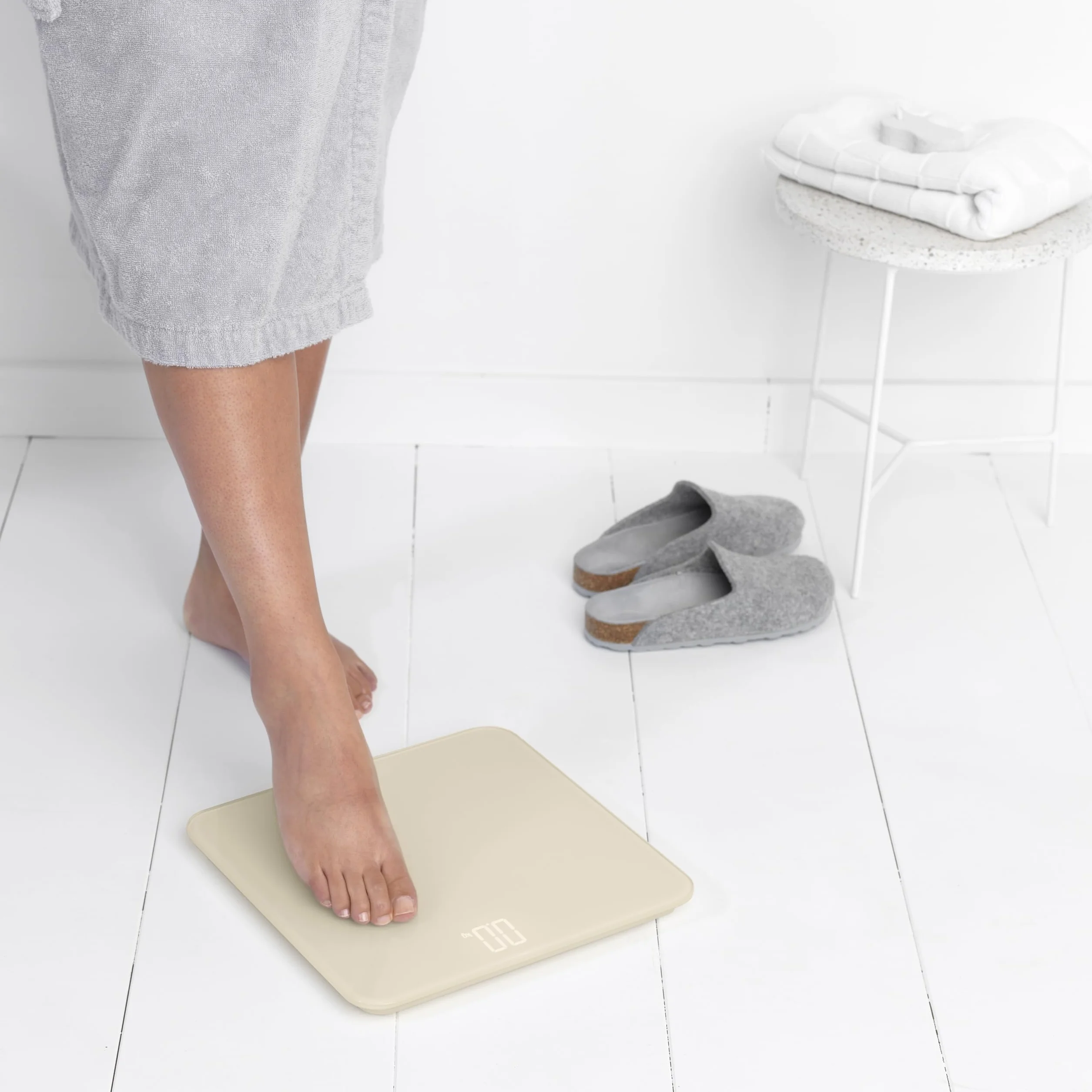 Brabantia - ReNew Bilancia Pesapersone Digitale - Bilancia con Piano in Vetro Portata 180 kg - Piedini Morbidi Antiscivolo - 4x Batterie AAA Incluse - Soft Beige - 30 x 30 cm