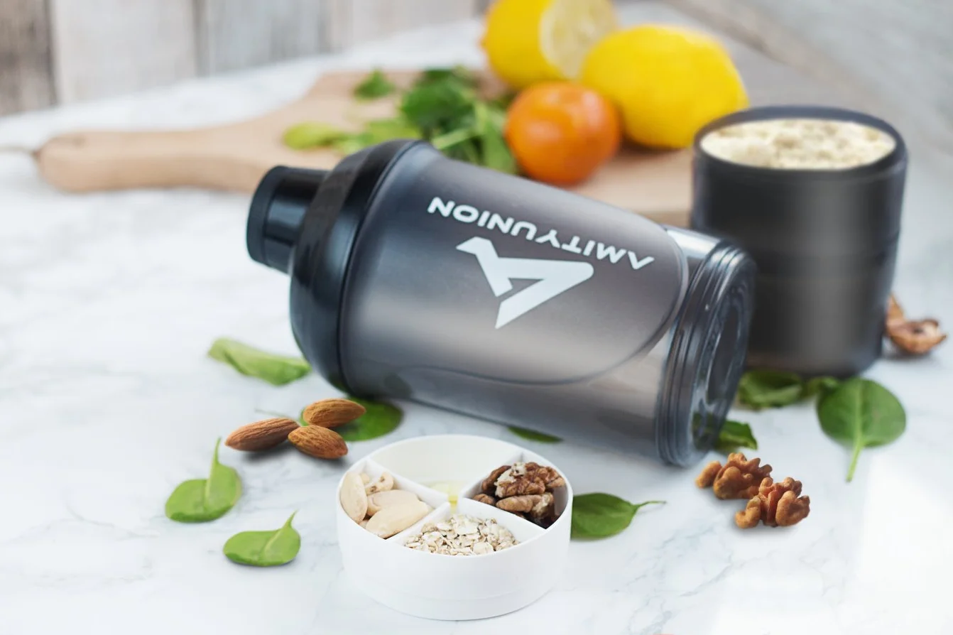 AMITYUNION Shaker per proteine ​​- L'ORIGINALE Senza BPA con setaccio, scala per frullati di siero di latte cremosi, tazze Gym Deluxe per isolati e concentrati sportivi, (Tazza fumogena nera)