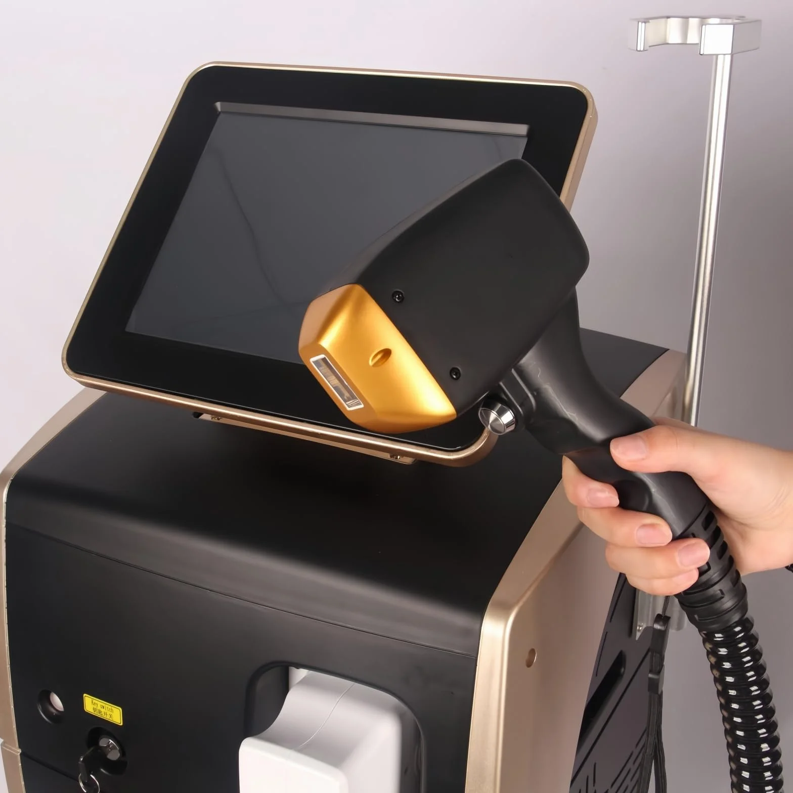 Diodo Laser 755nm 808nm 940nm 1064nm Multi Lunghezze d'onda Remozione del corpo del viso dell'epilatore del laser indolore della testa di raffreddamento della macchina di depilazione