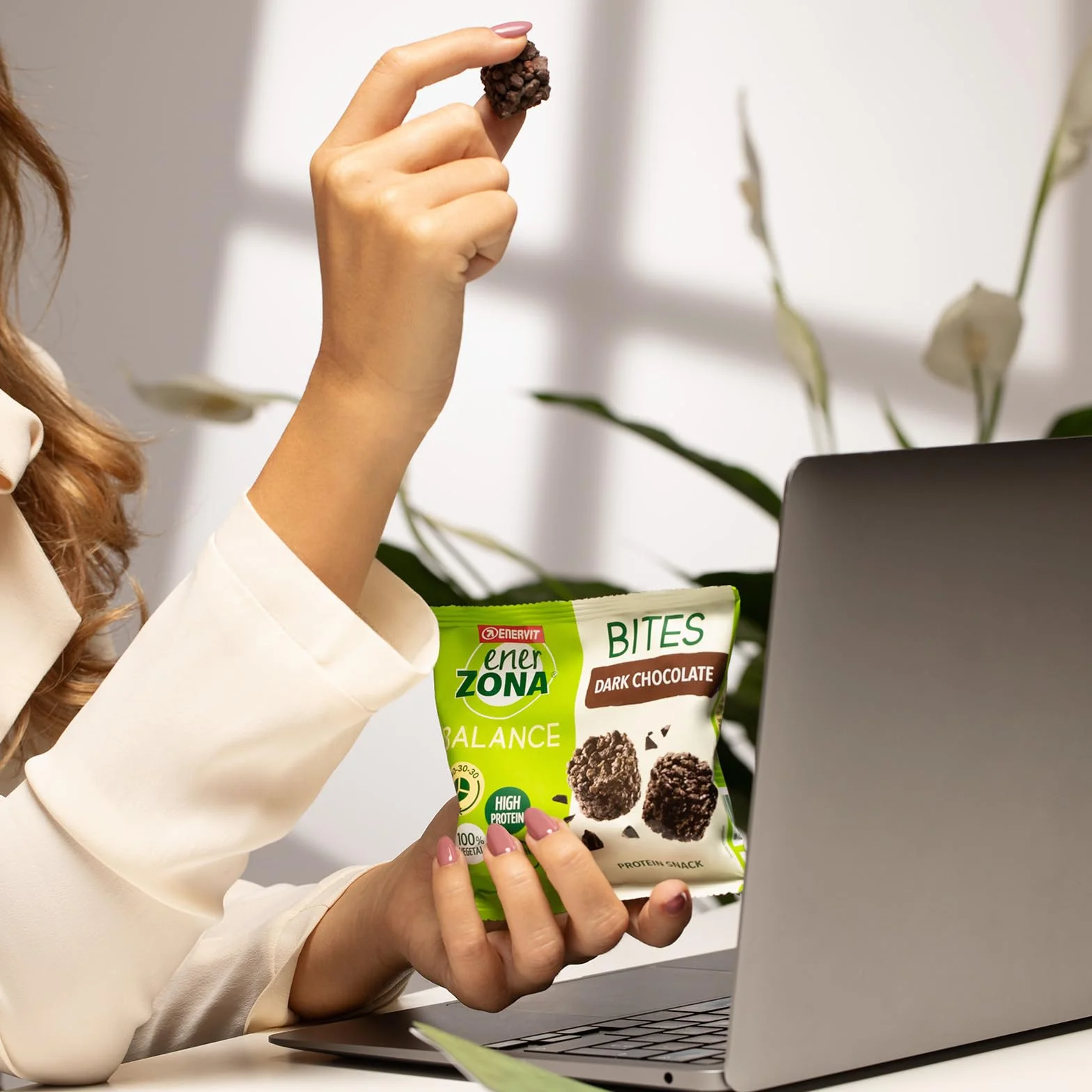 Enervit, Bites con Cioccolato al Latte, 5 Minipack da 24 Grammi, Porzioni Monodose, per Mantenere il Tono Muscolare, con Proteine della Soia e Fibre, 100% Vegetale, Senza Glutine e Olio di Palma