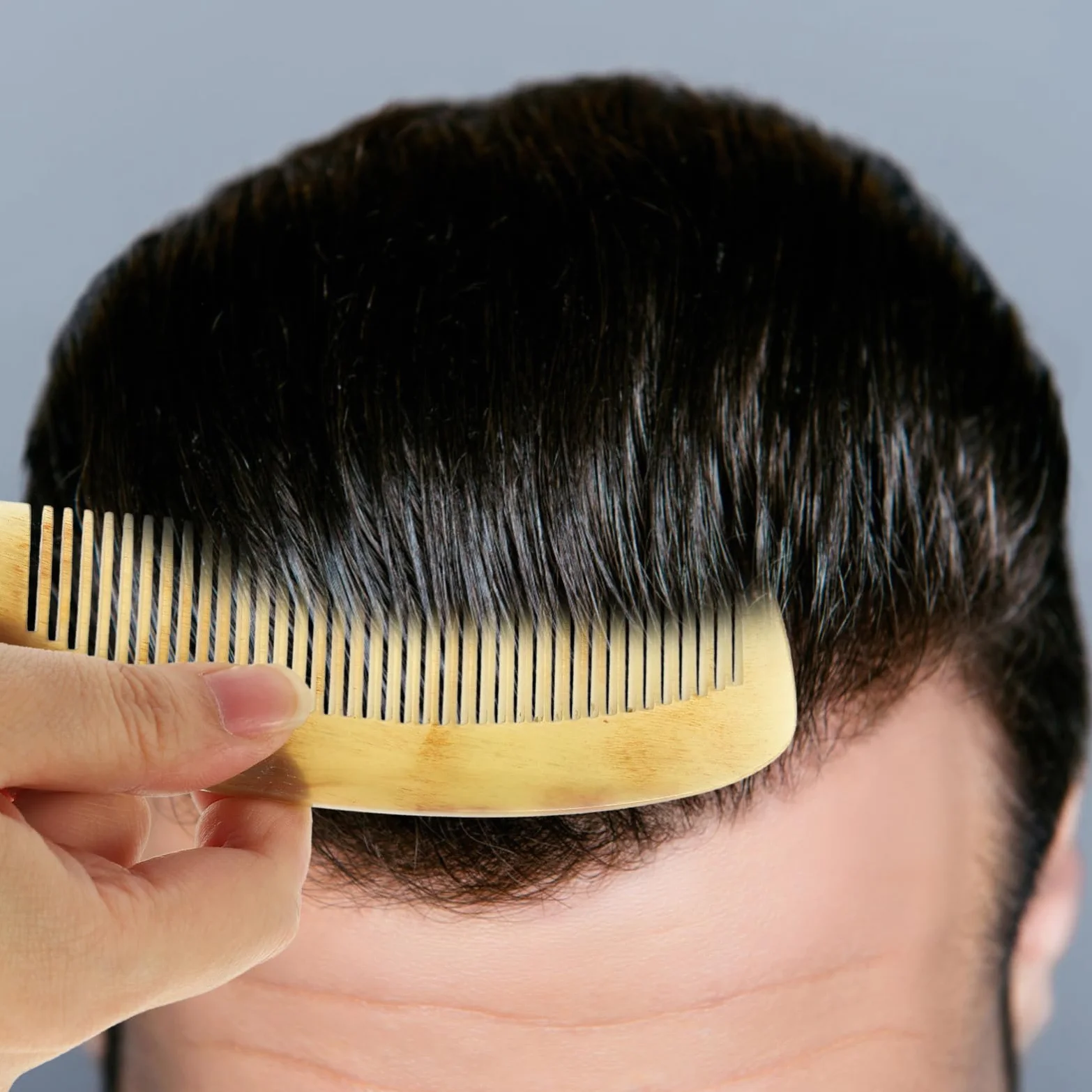 Pettine Antistatico in Corno Naturale per Donna, Previene la Caduta dei Chioma e Favorisce la Circolazione Sanguigna, per Chioma Spessi e Ricci