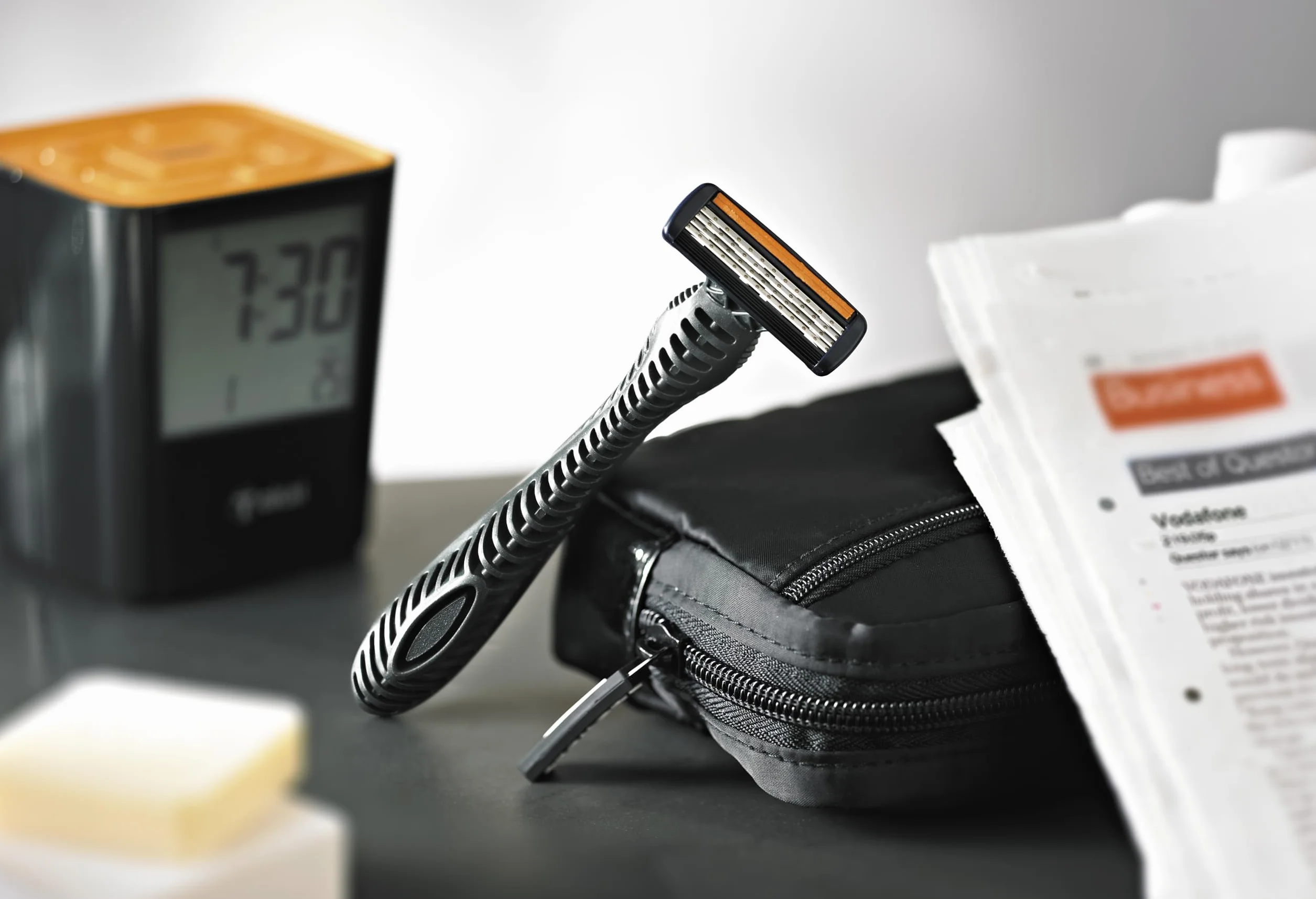 BIC 4 Flex Rasoi Usa e Getta Uomo con Barra Protettiva in Gomma e Banda Emolliente - Confezione da 8