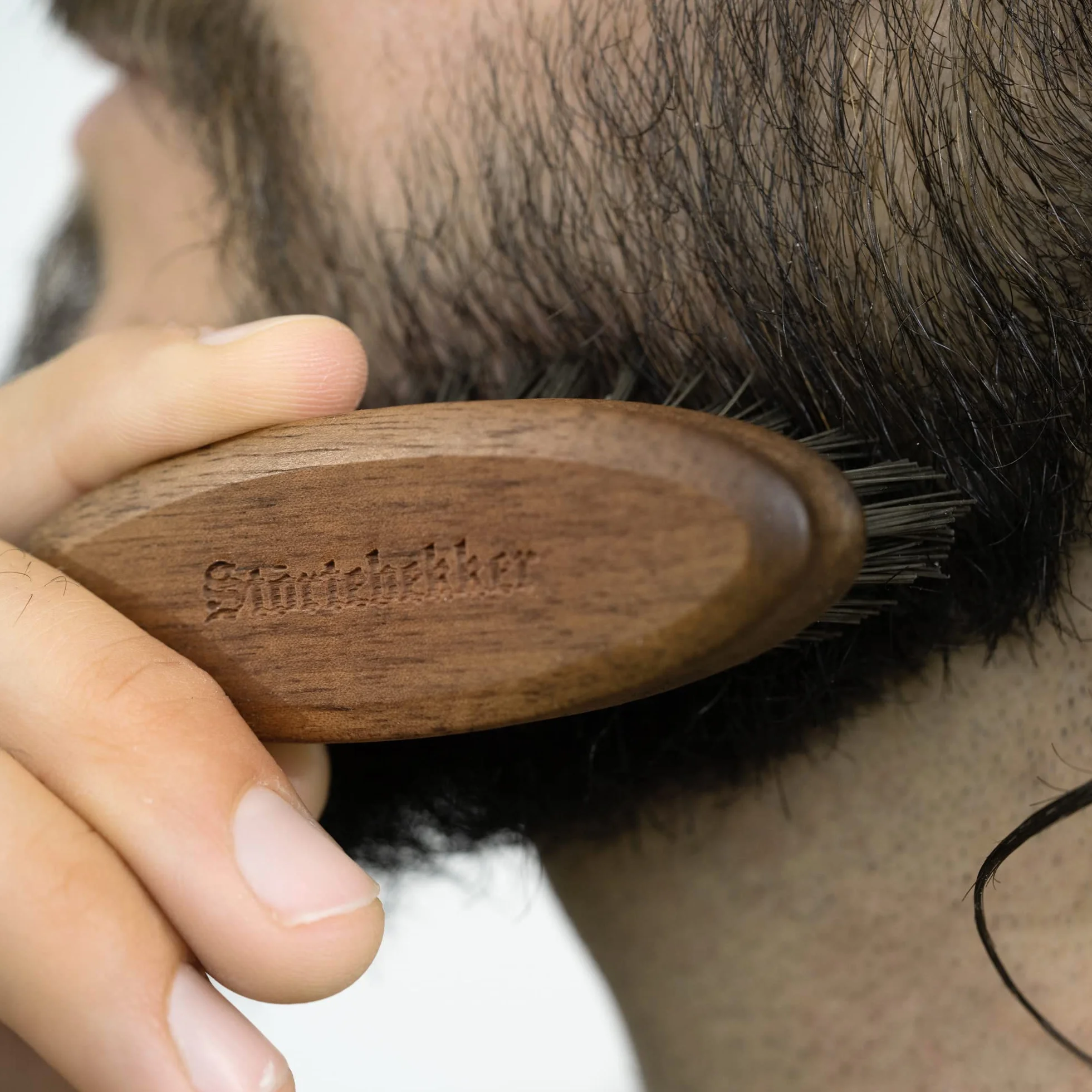 Störtebekker® Spazzola per la barba Premium - Made in Germany - Districa la Barba e Previene il Prurito - Setole BioniFil Sostenibili - Legno di Noce - Spazzola per Barba (Normale)