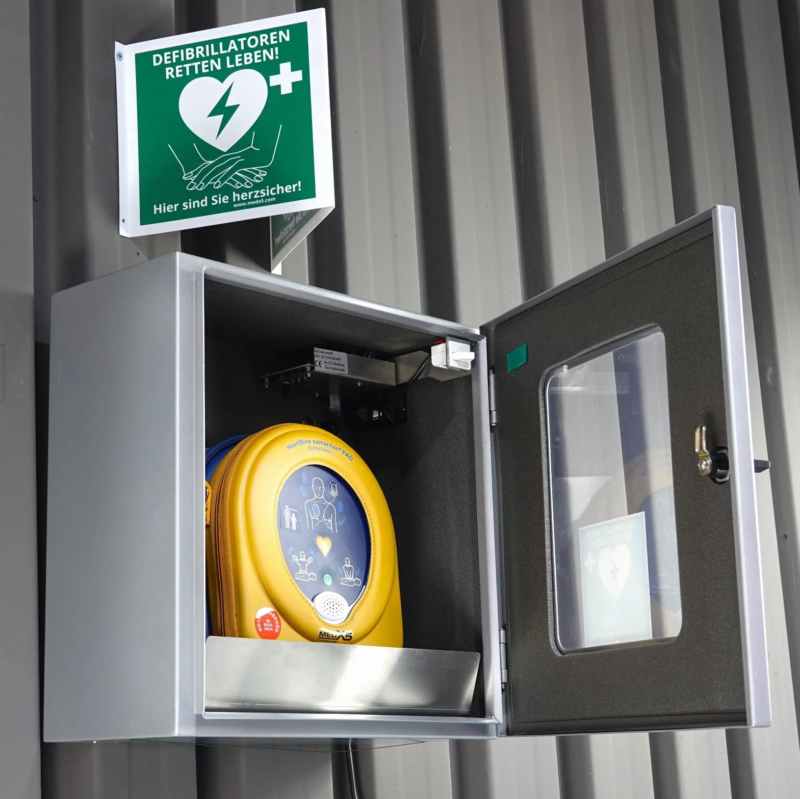 Armadietto per Defibrillatore MedX5 IP55 Esterno pensile riscaldamento allarme illuminazione ventilazione Made in Germany