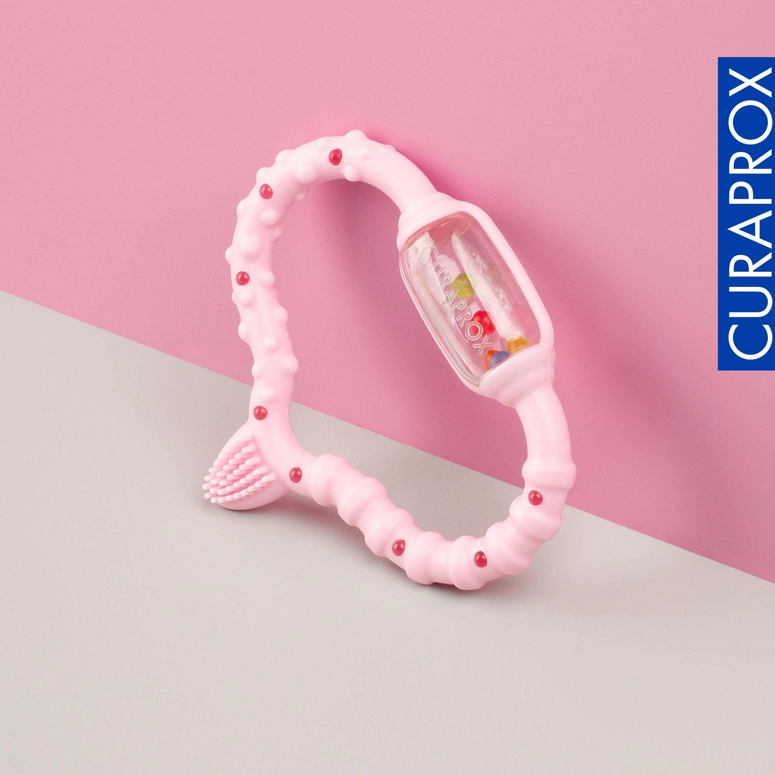 Curaprox Baby Dentizione Anello-Per neonati 0-24 mesi/Lenisce dentizione disagio e incoraggia le capacità motorie/BPA-Free, Rosa, con la formazione spazzolino da denti | Made in Switzerland