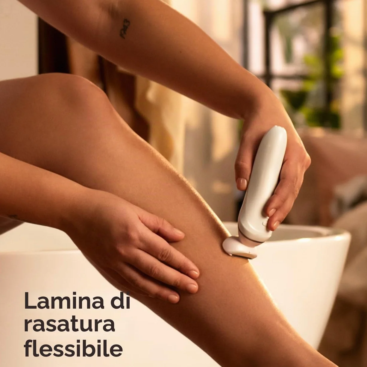 Rasoio da donna Philips Serie 6000 - Rasoio cordless con 6 accessori inclusi Guanto esfoliante, rifinitore per zona bikini (Modello BRL146/00)