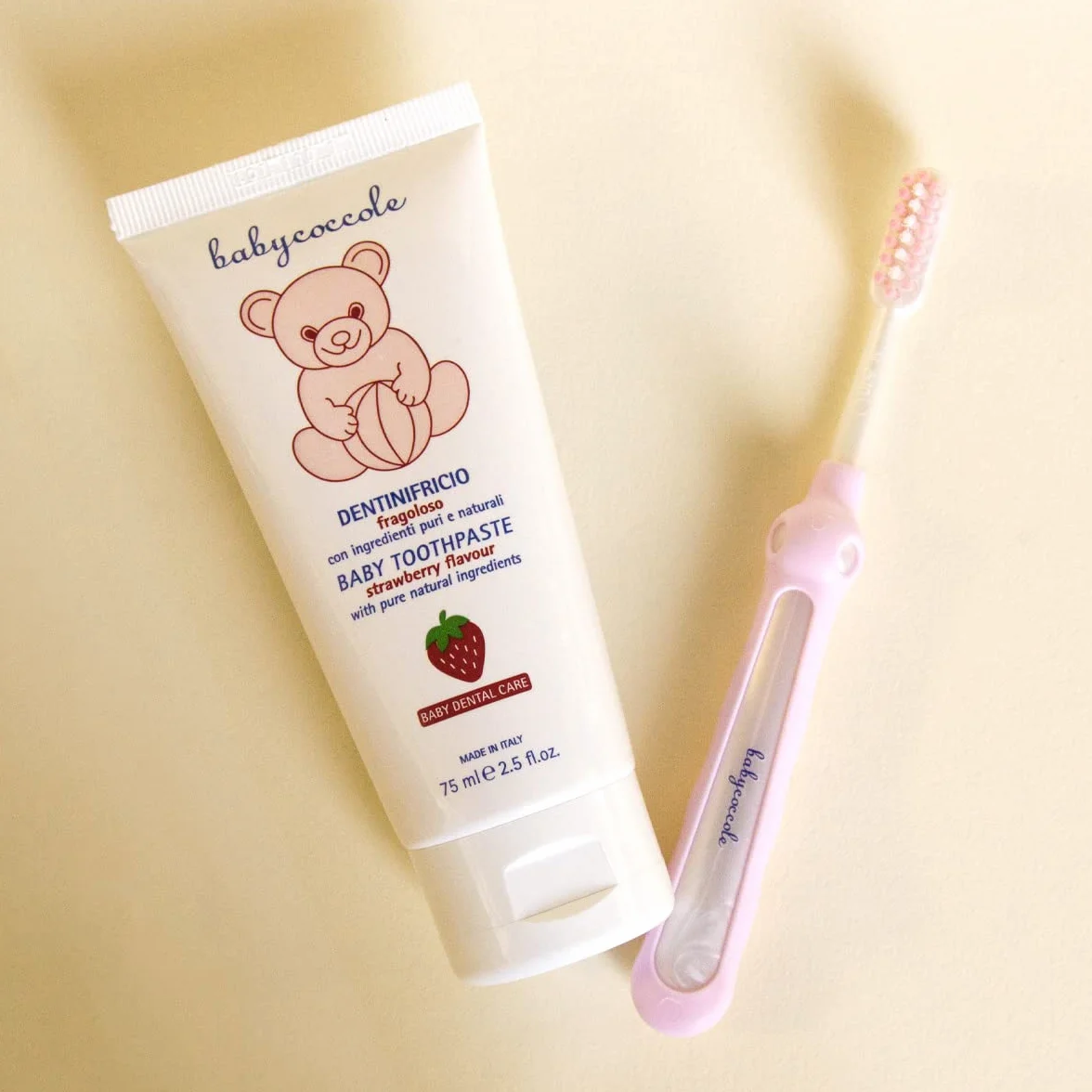 Babycoccole DENTINIFRICIO FRAGOLOSO. Dentifricio per Bambini da 0 a 6 anni all'aroma naturale di Fragola. Rinforza i denti, previene le carie. Giusto apporto di fluoro, calcio e vitamine - 75 ml