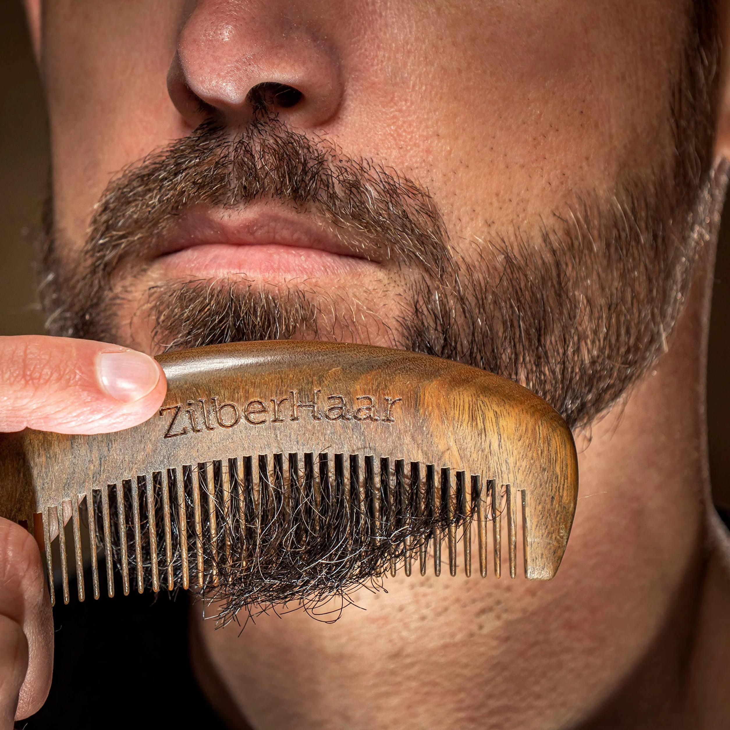 ZilberHaar - Pettine da Barba - 100% Legno di Sandalo Profumato - Accessorio Essenziale per la Cura della Barba per Uomo, Liscia la Barba senza Elettricità Statica - Pettine Fatto a Mano