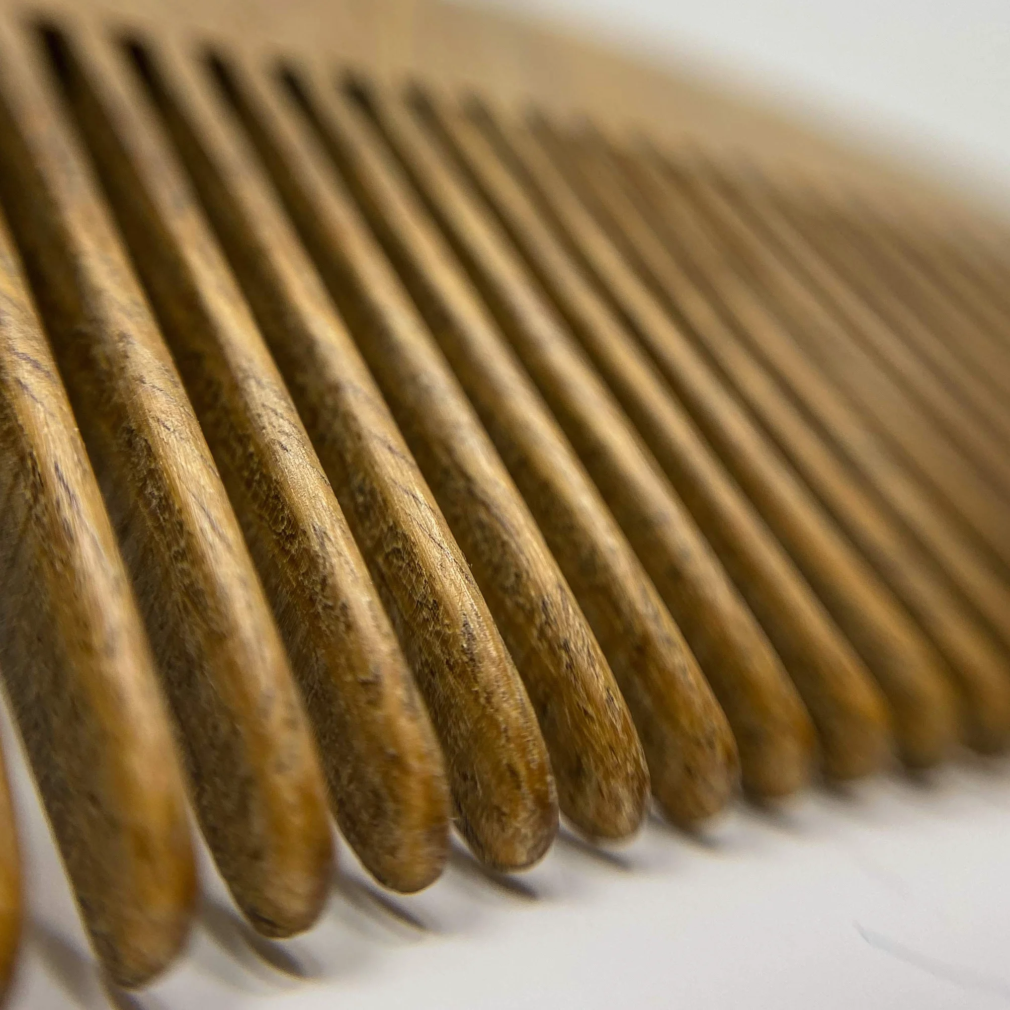 ZilberHaar - Pettine da Barba - 100% Legno di Sandalo Profumato - Accessorio Essenziale per la Cura della Barba per Uomo, Liscia la Barba senza Elettricità Statica - Pettine Fatto a Mano