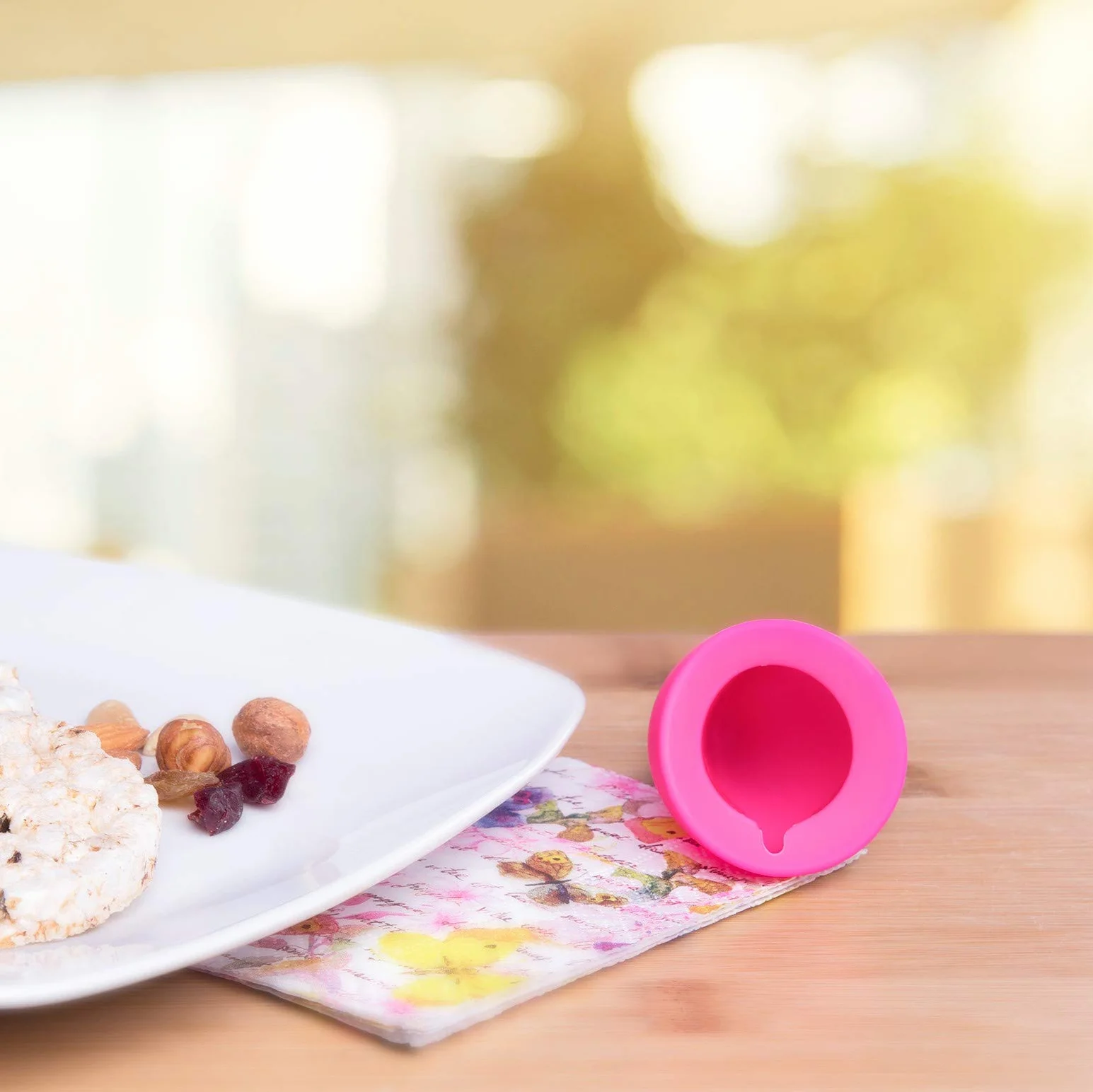 Intimina Lily Cup Size B: Coppetta Mestruale Sottile, Menstrual Cup Utilizzabile per un Massimo di 8 ore, Coppa Mestruale per Raccogliere il Flusso, Coppetta Mestruale Morbida
