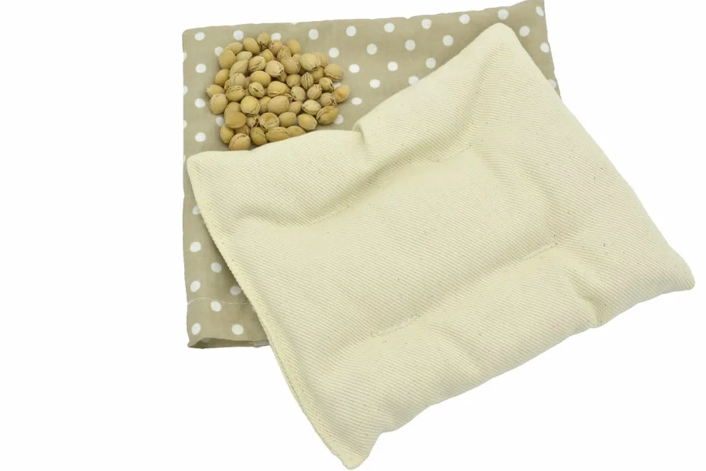 Cuscino termico ai noccioli di ciliegia 19×18 cm – dispositivo medico di classe I CE in cotone, applicazione caldo e freddo, beige con puntini bianchi