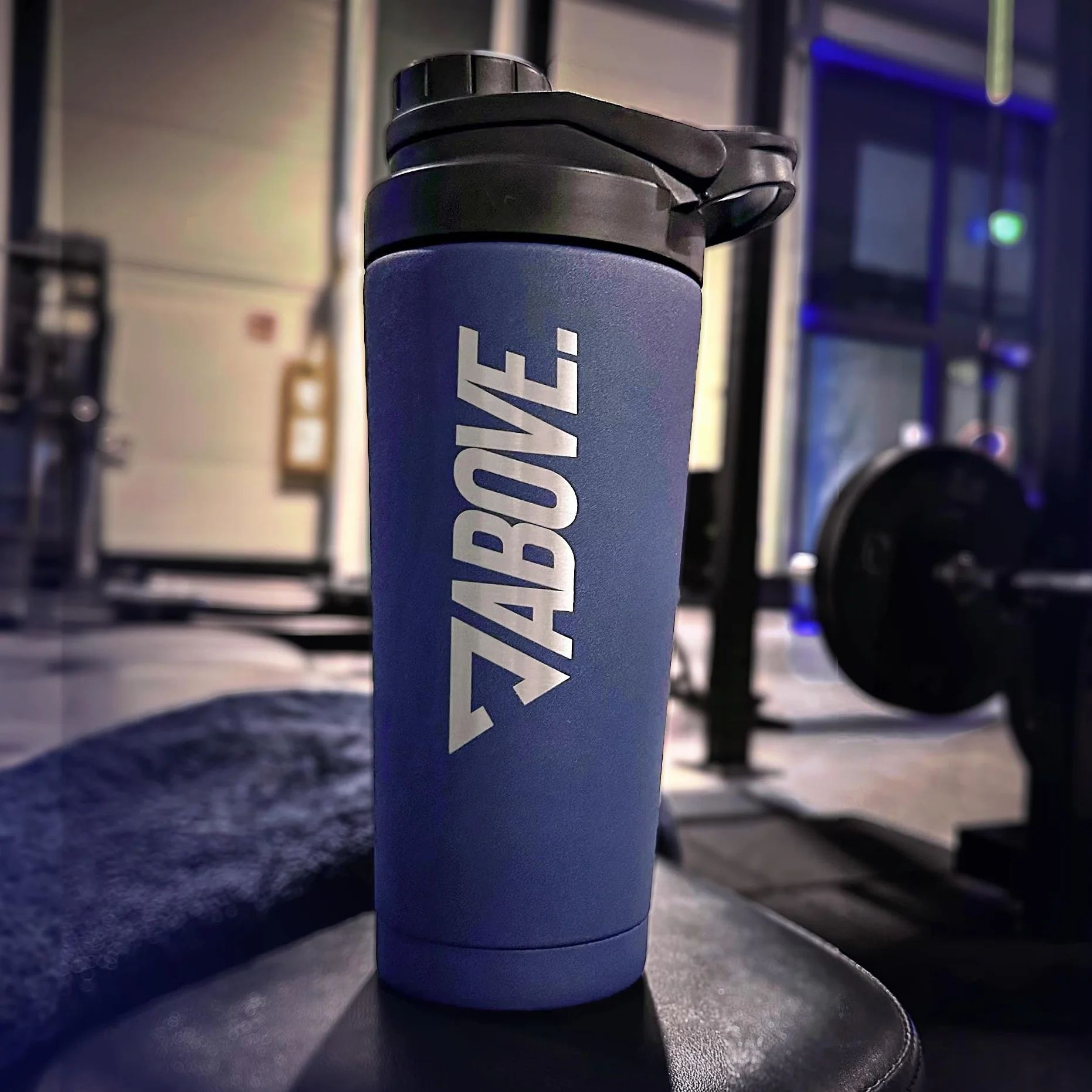 ABOVE. Shaker Proteine Acciaio Inox 750ml – Senza BPA e Termico: Bevande Fredde per 12H – Scala Incisa & Tappo 100% Antigoccia – Robusto e Durevole – Lavabile in Lavastoviglie fino a 45°C (Blu)