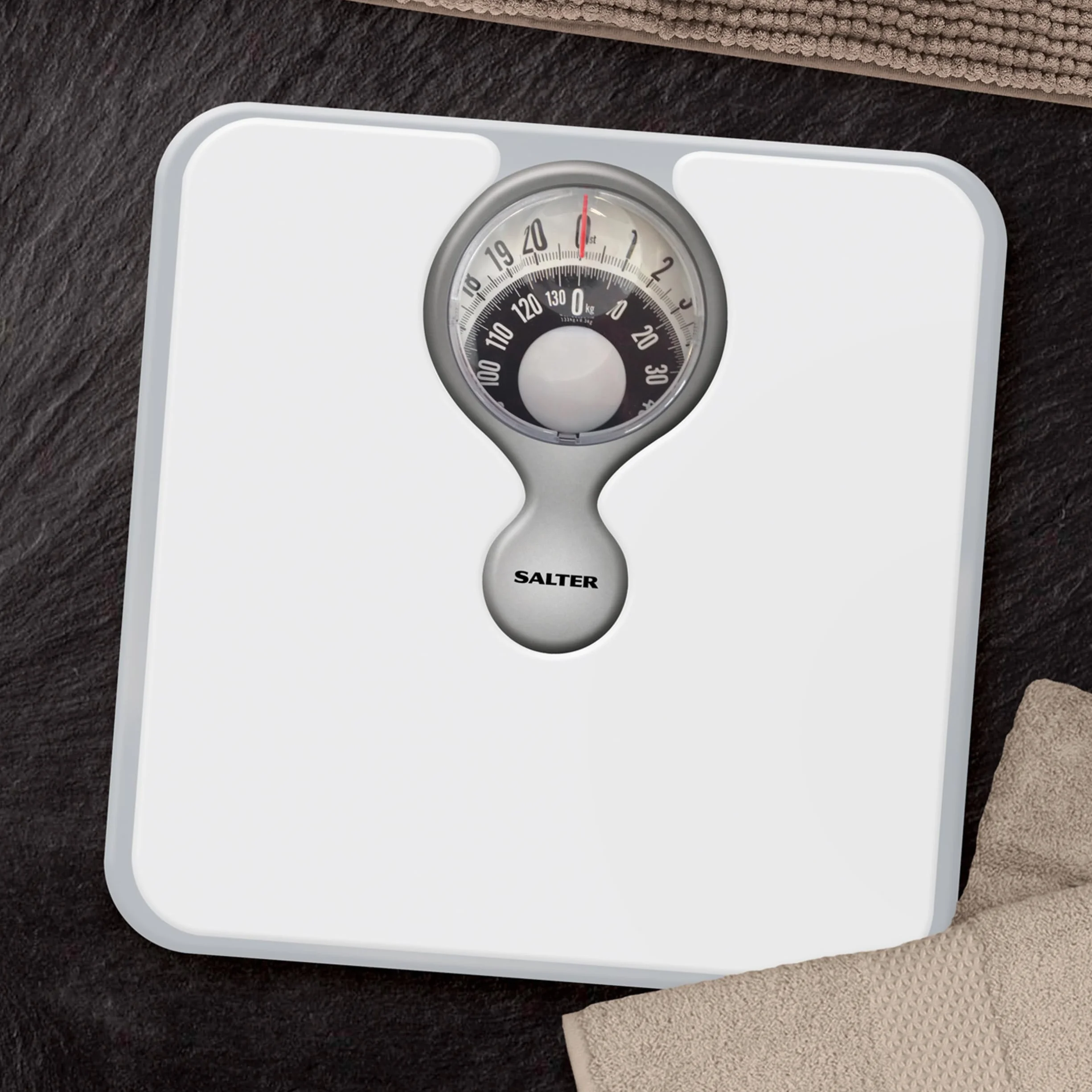 Salter Bilancia Meccanica da Bagno – Bilancia Pesa Persona Analogica, Quadrante con Lente d’Ingrandimento, Portata Massima 133 KG, Design Monocromatico, Senza Batterie, Colore Bianco