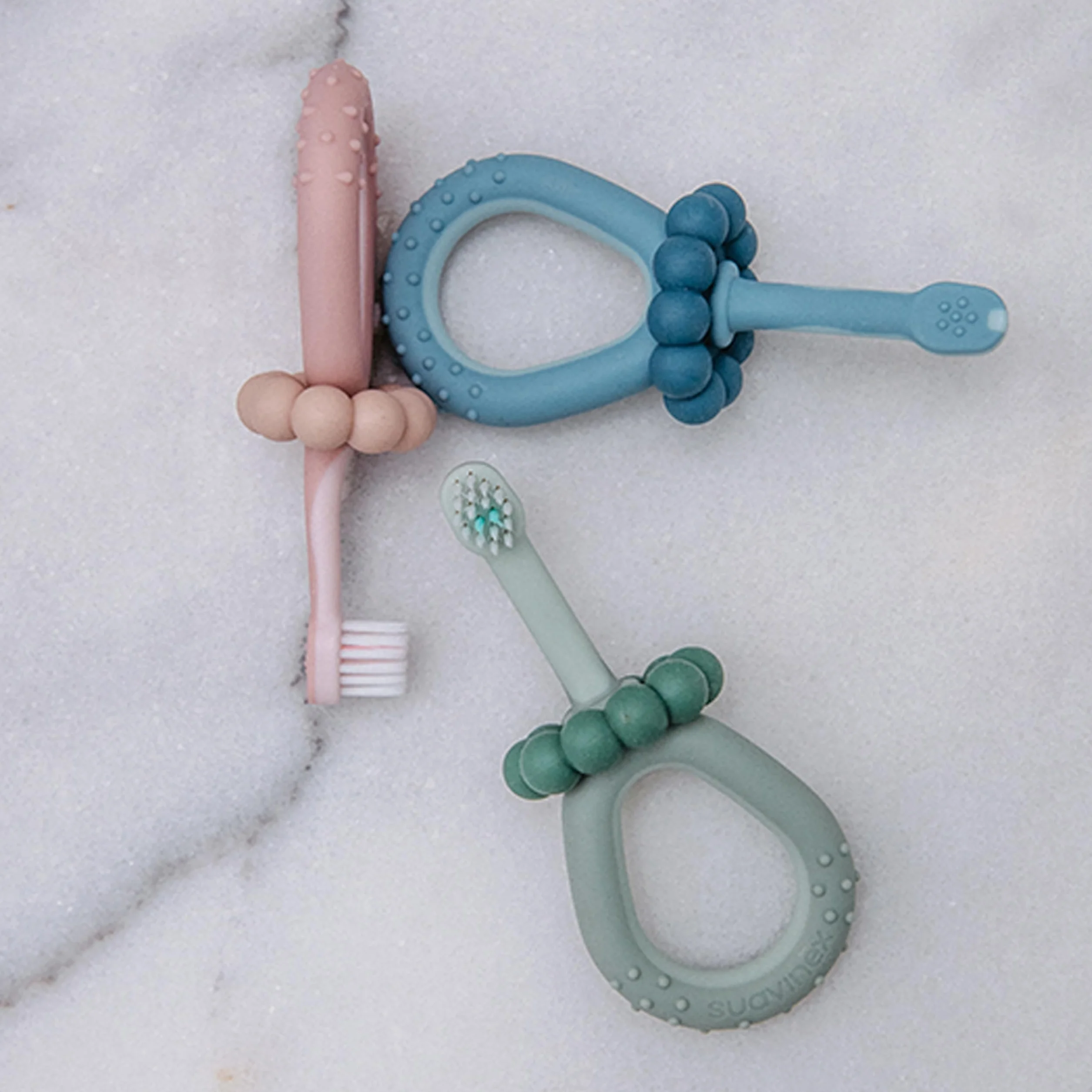 Suavinex, Spazzolino da denti per bambini da 0 a 2 anni, setole super morbide, ideale per gengive sensibili, manico ergonomico, testurizzato e antiscivolo, tappo di sicurezza, pulisci lingua, rosa