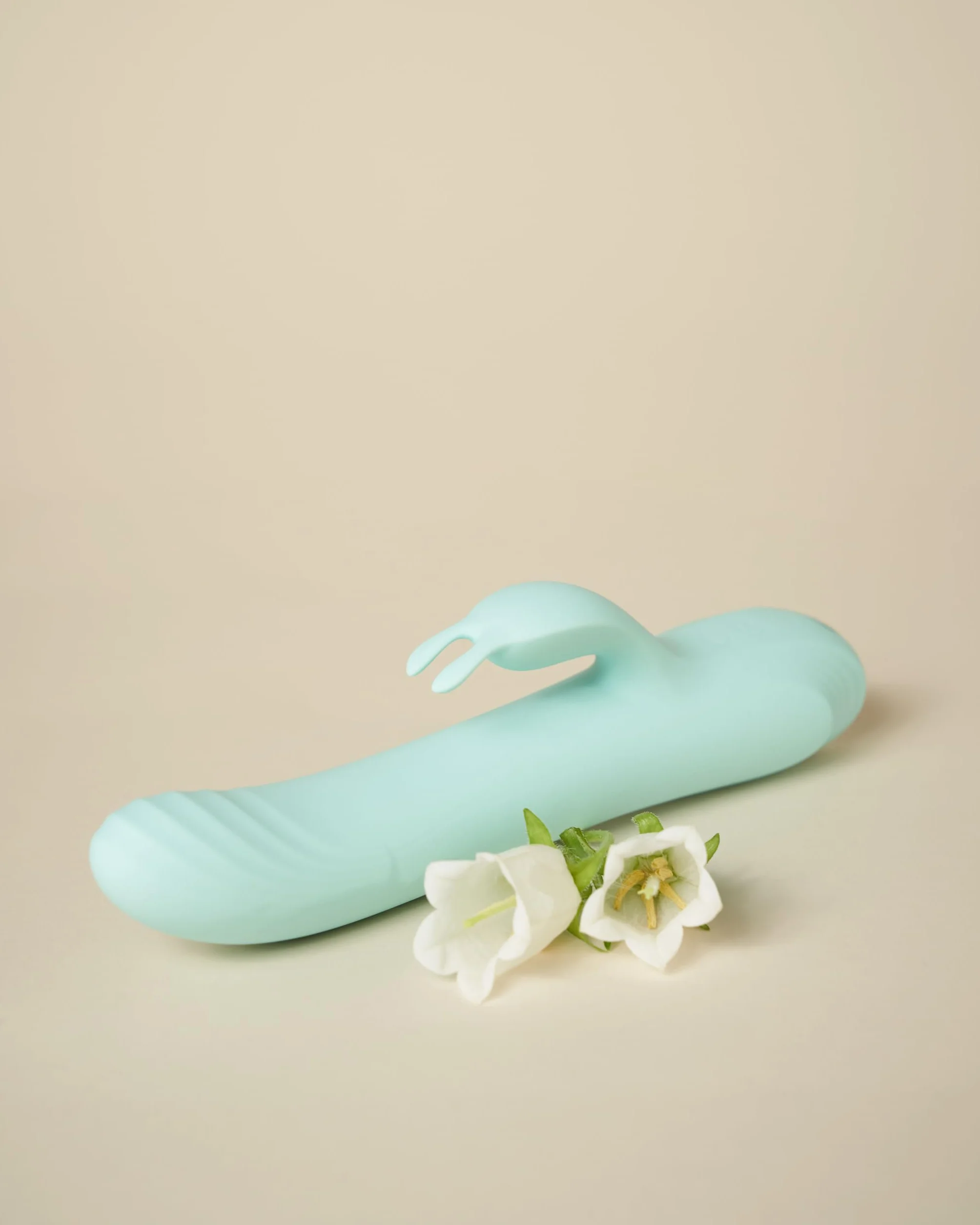 Control Be Playful, Vibratore Rabbit con Effetto Spinta e Braccio Flessibile per il Clitoride, Silicone medico senza Ftalati, Ricarica USB, Water Splash (IPX4)