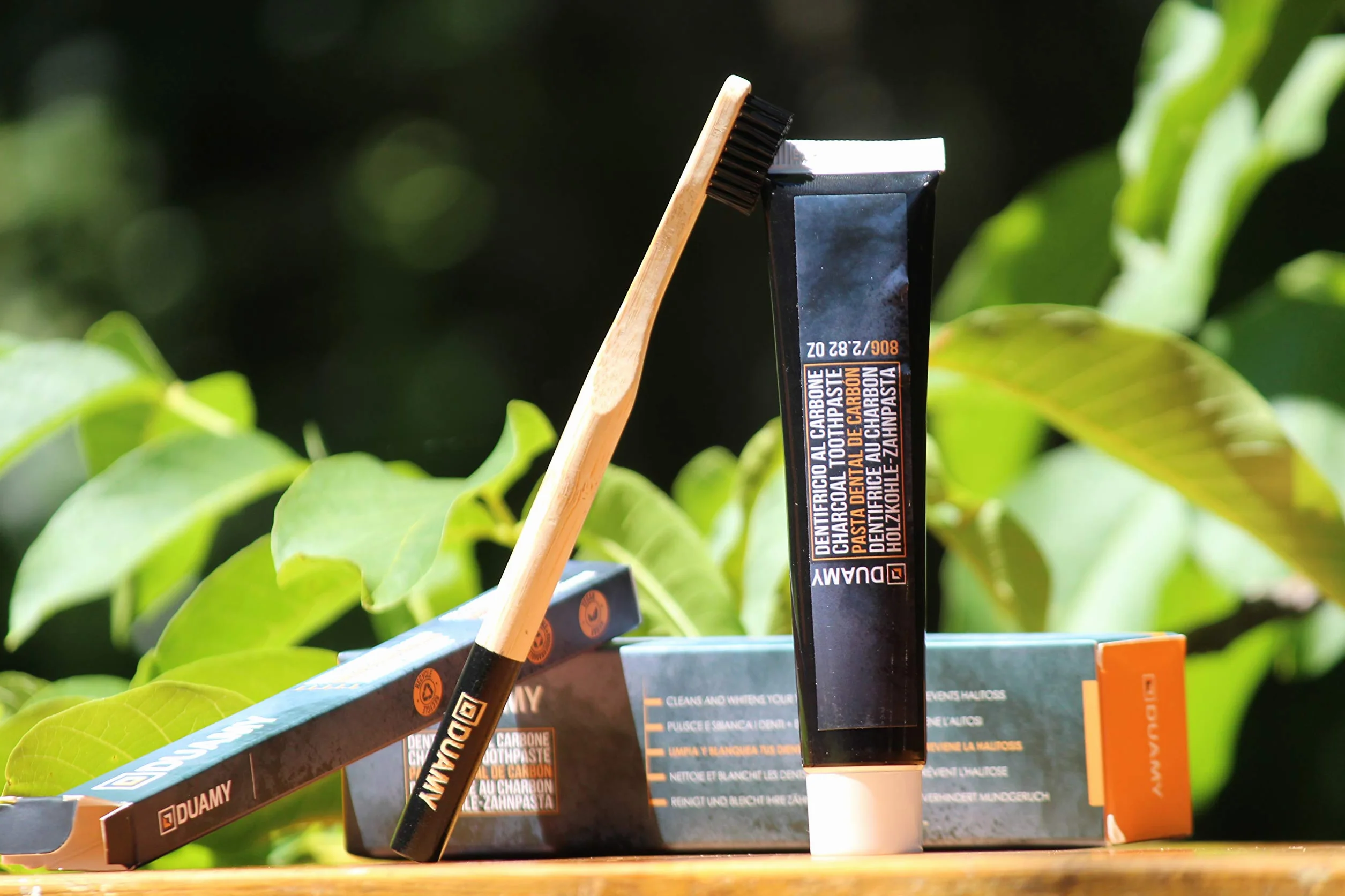 Kit Sbiancante Dentifricio al Carbone Attivo 80g + Spazzolino Bambù Bio Organico Senza Perossido