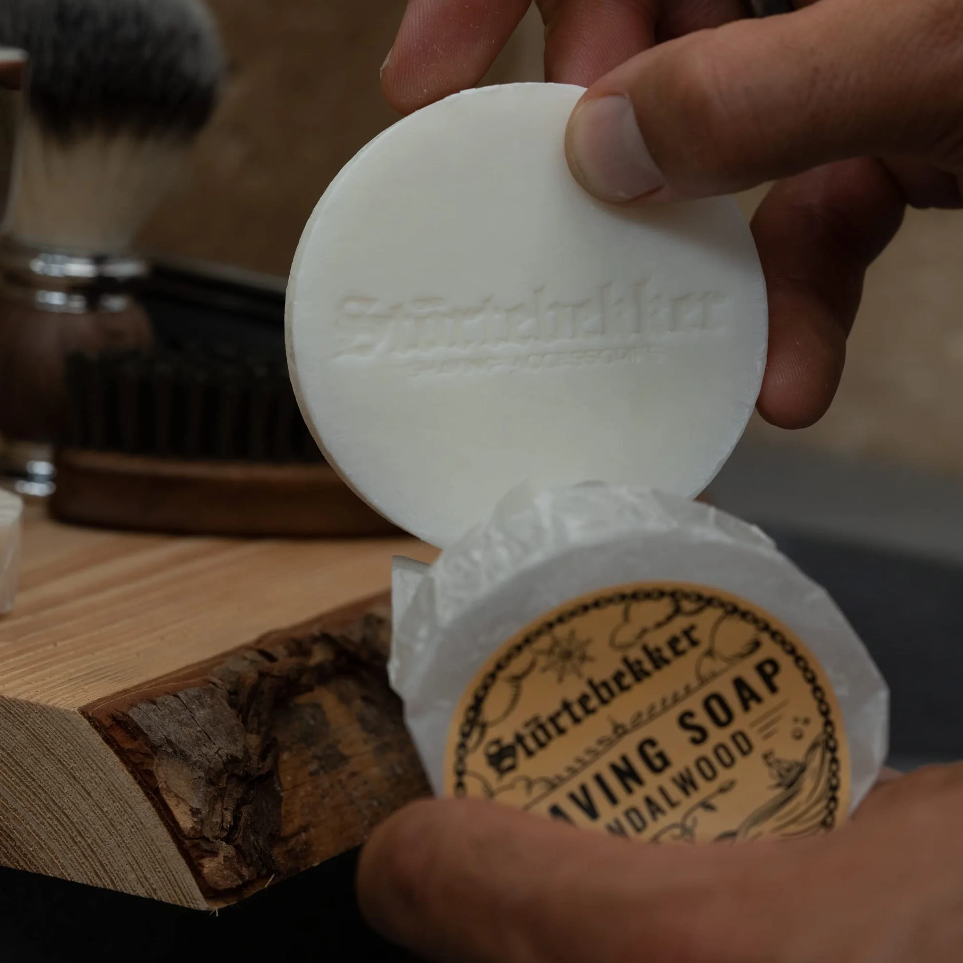 Störtebekker Premium Sapone da rasatura (Sandalo) - per una ricca schiuma da barba - Perfetto per la rasatura con rasoio di sicurezza e rasoio a lama dritta - vegano - fatto a mano (70g, 1pc.)