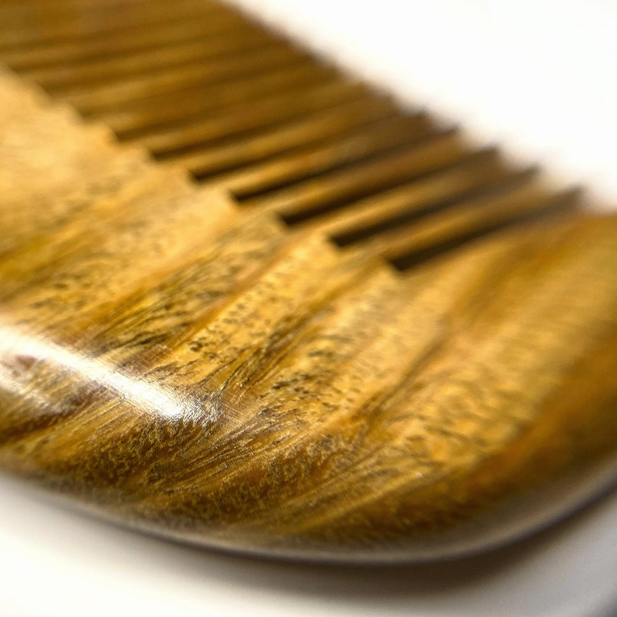 ZilberHaar - Pettine da Barba - 100% Legno di Sandalo Profumato - Accessorio Essenziale per la Cura della Barba per Uomo, Liscia la Barba senza Elettricità Statica - Pettine Fatto a Mano