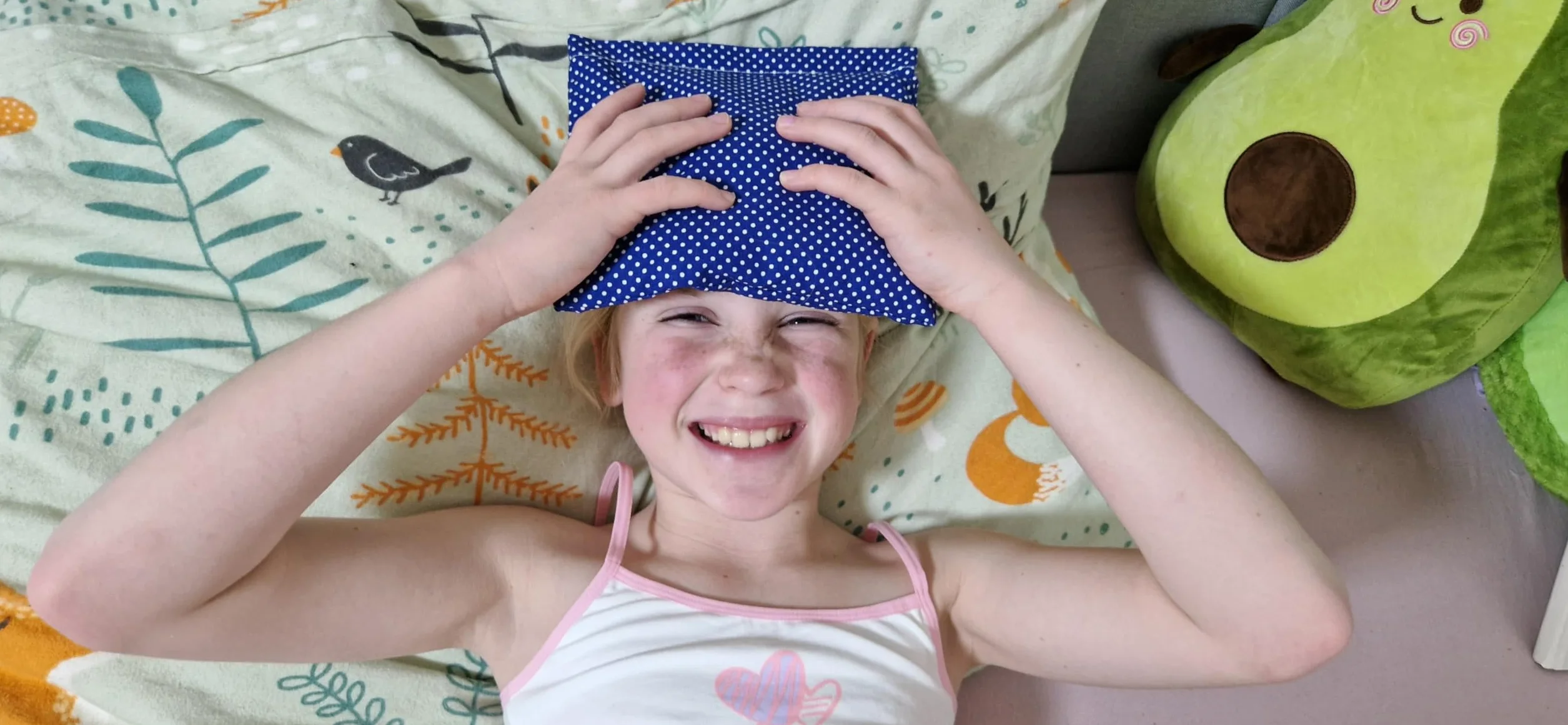 Cuscino termico ai noccioli di ciliegia 19×18 cm – dispositivo medico di classe I CE in cotone, applicazione caldo e freddo, blu con puntini bianchi