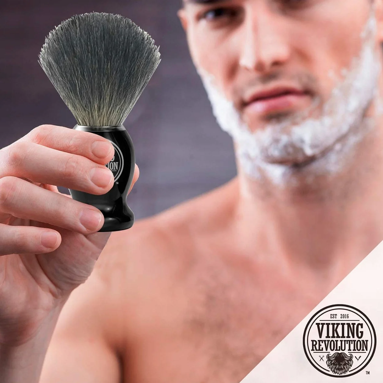 Viking Revolution Pennello Barba in Tasso - Pennello da Barba Rasatura a Umido con Crema e Schiuma da Barba - La Miglior Rasatura con Rasoio di Sicurezza, Rasoio a Doppio Filo o Rasoio Pieghevole