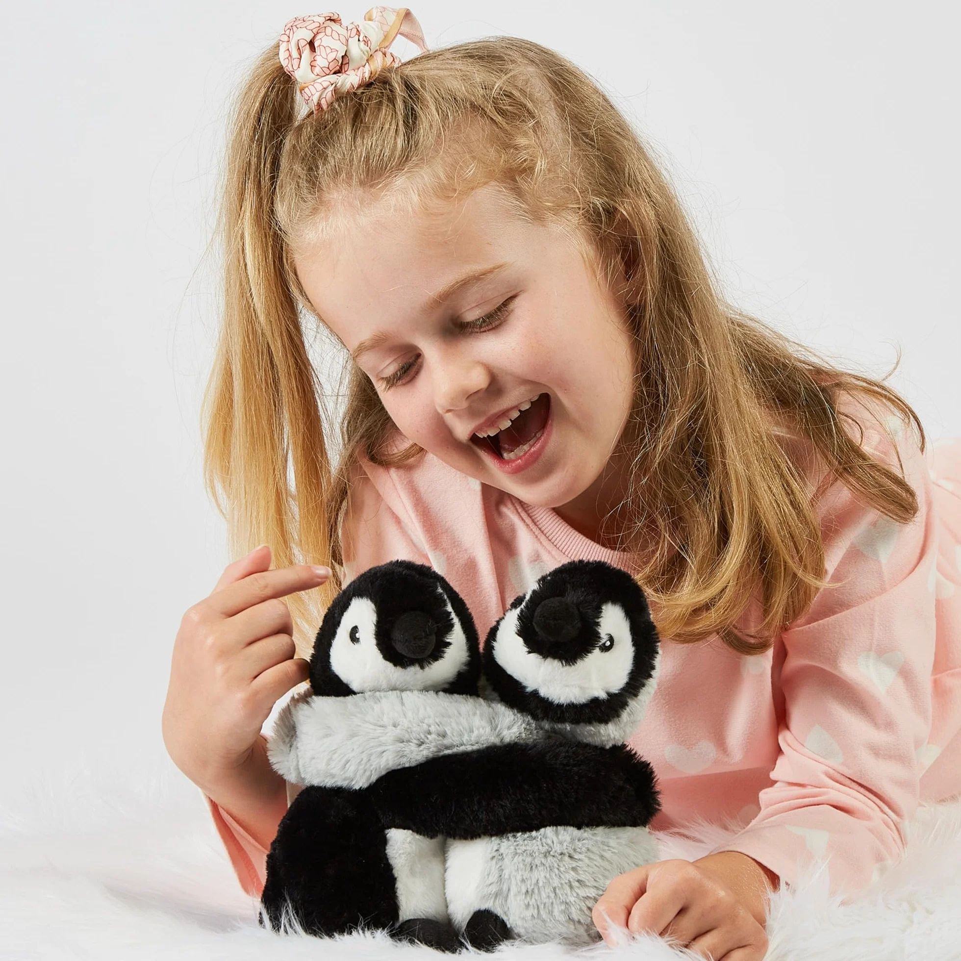 Warmies Warm Hugs Pinguino Sacchetti di Grano lavabili nel Microonde con Profumo di Lavanda Essiccata Francese, Peluche Completamente Riscaldabile per Sollievo dall'Ansia e dal Dolore