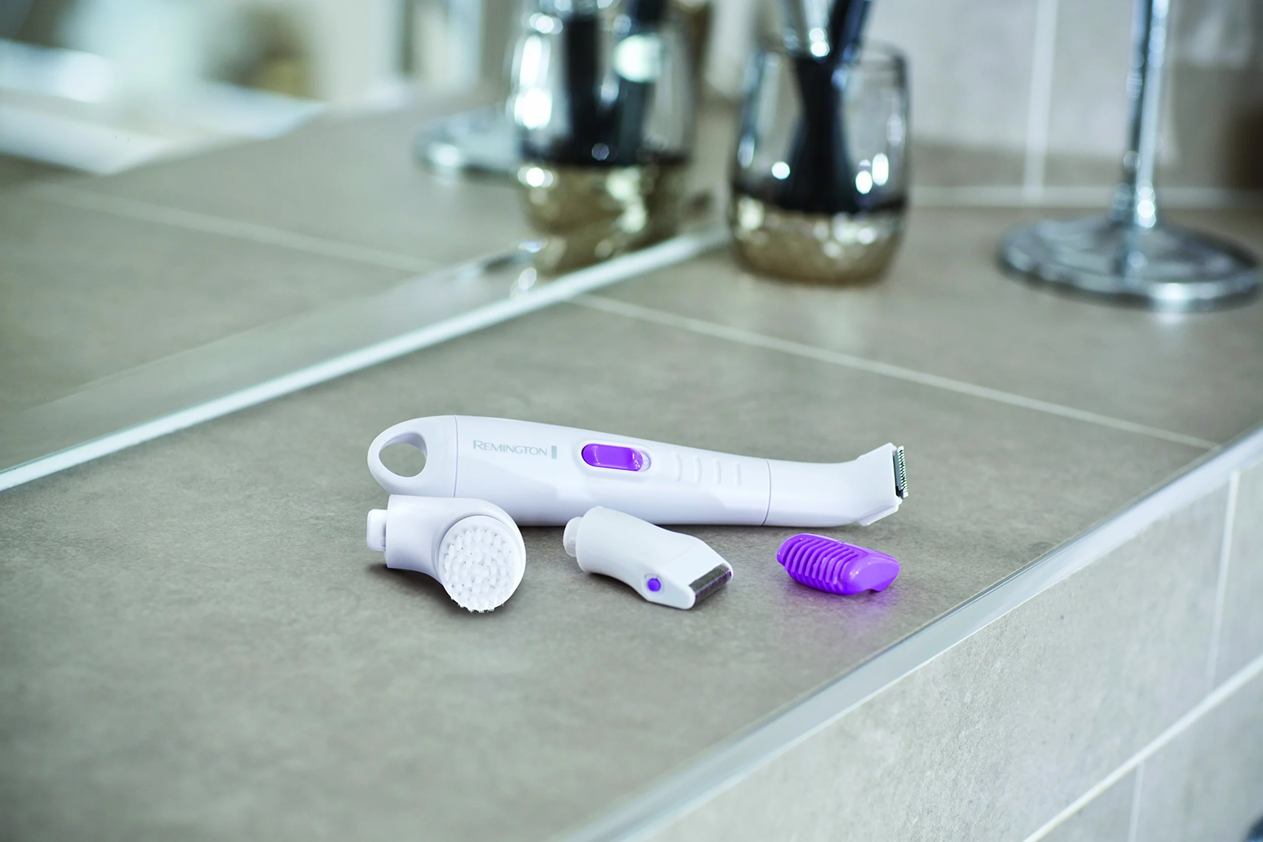 Remington Epilatore Kit bikini liscio e setoso Nano Silver Ipoallergenico Impermeabile Mini lamina Pettine 2-6 mm