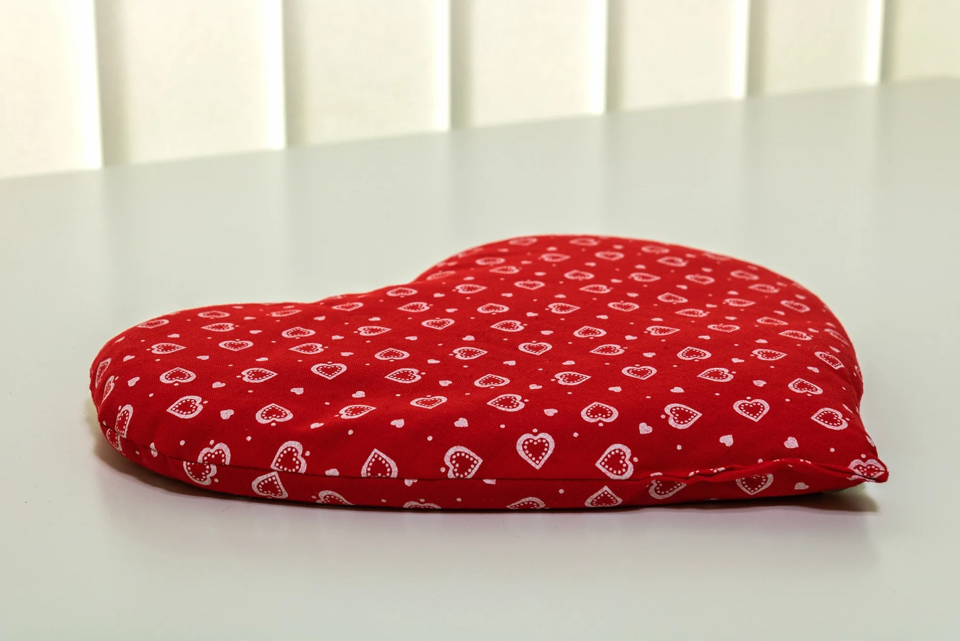 Cuscinetto a forma di cuore con semi di uva - 30 x 25 cm Cuore rosso - Cuscino riscaldabile