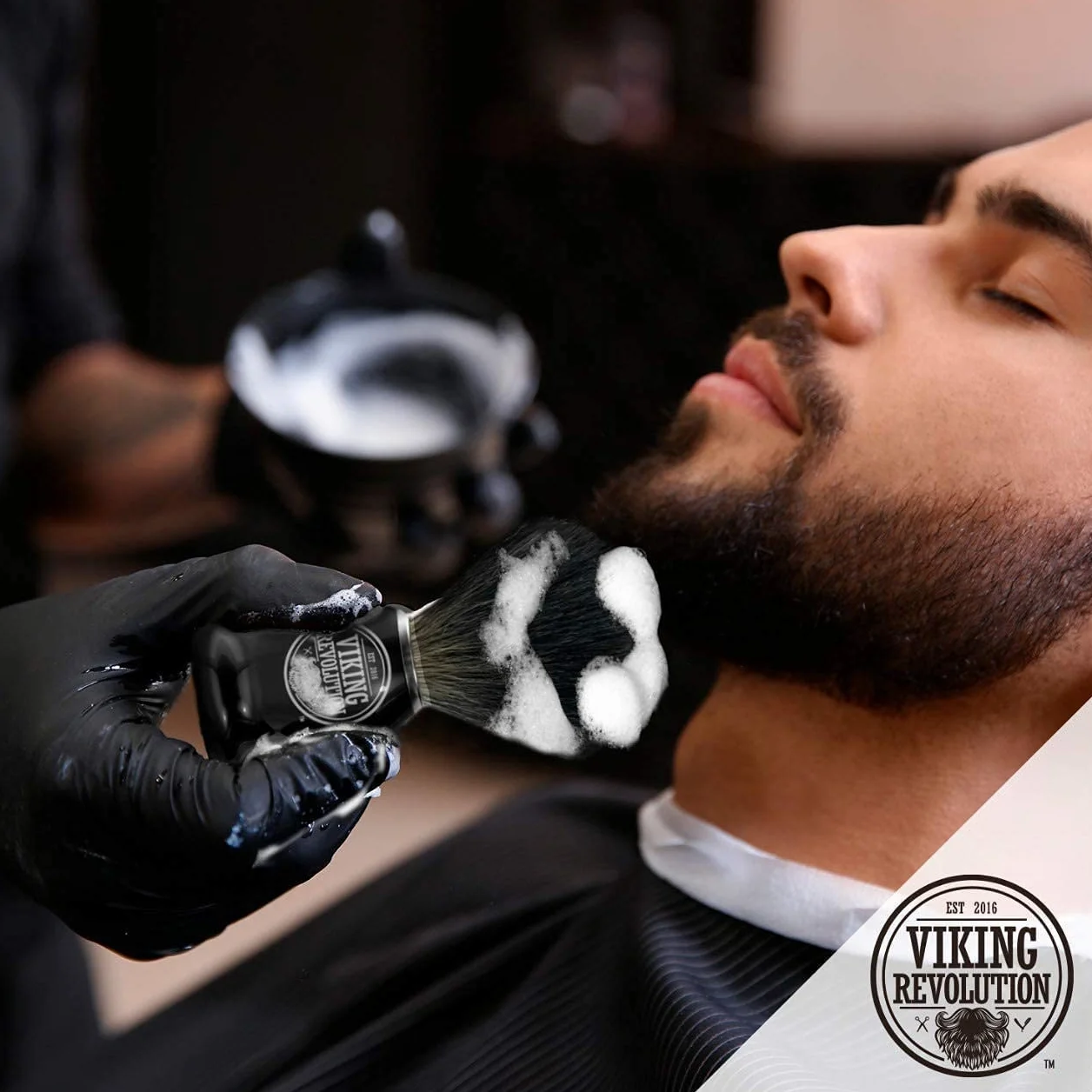 Viking Revolution Pennello Barba in Tasso - Pennello da Barba Rasatura a Umido con Crema e Schiuma da Barba - La Miglior Rasatura con Rasoio di Sicurezza, Rasoio a Doppio Filo o Rasoio Pieghevole