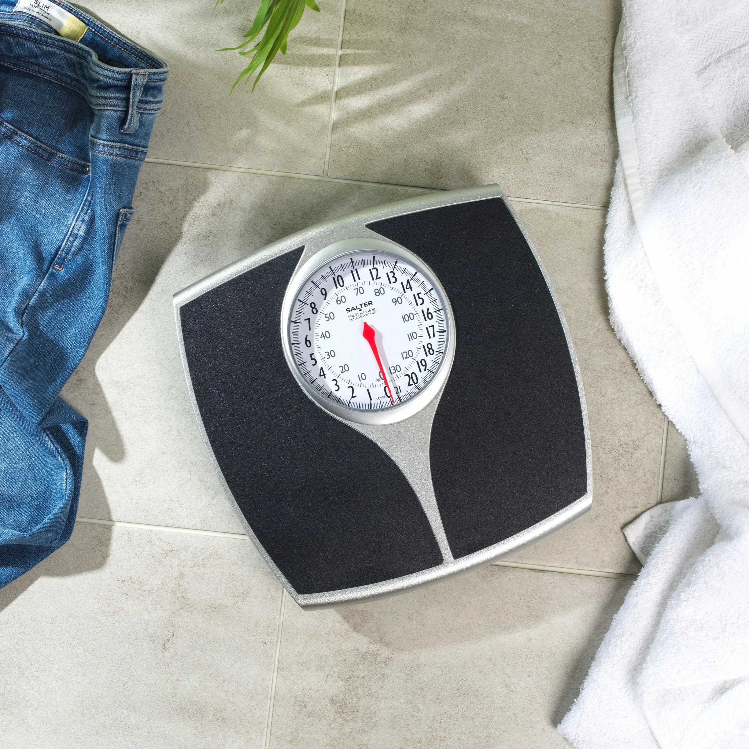 Salter 148 BKSVDR Speedo bilancia pesapersone meccanica, quadrante grande, facile lettura, spaziosa, capacità max 136 kg, no batterie, precisione, affidabilità, misure in kg o lb, nero/argento