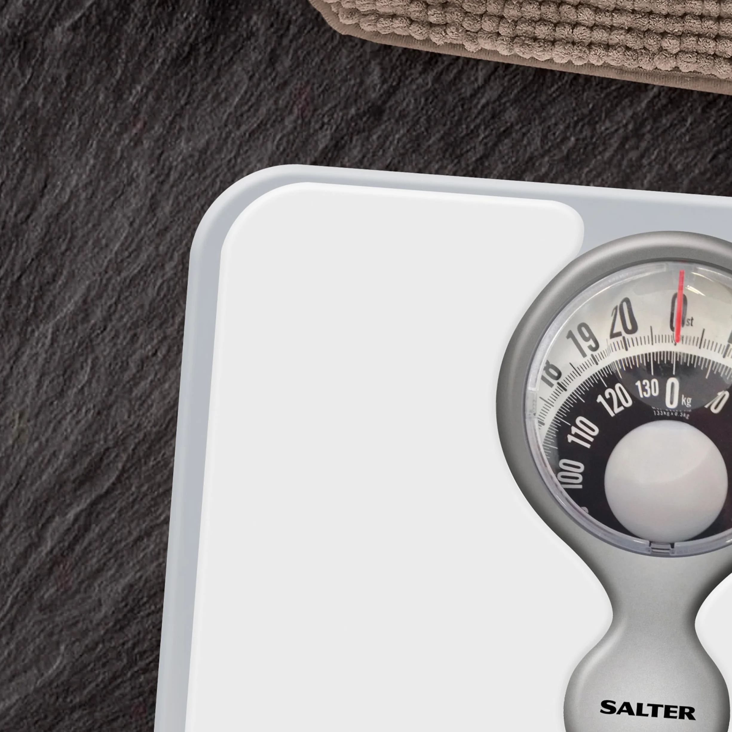 Salter Bilancia Meccanica da Bagno – Bilancia Pesa Persona Analogica, Quadrante con Lente d’Ingrandimento, Portata Massima 133 KG, Design Monocromatico, Senza Batterie, Colore Bianco