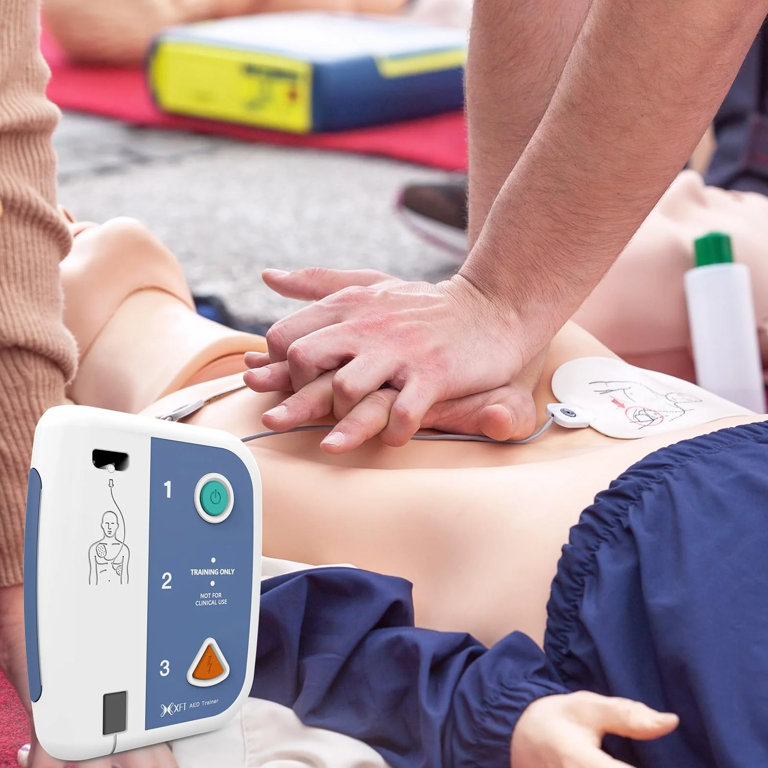 AED Trainer XFT 120C+ z instrukcjami głosowymi holenderskimi/angielskimi z pilotem