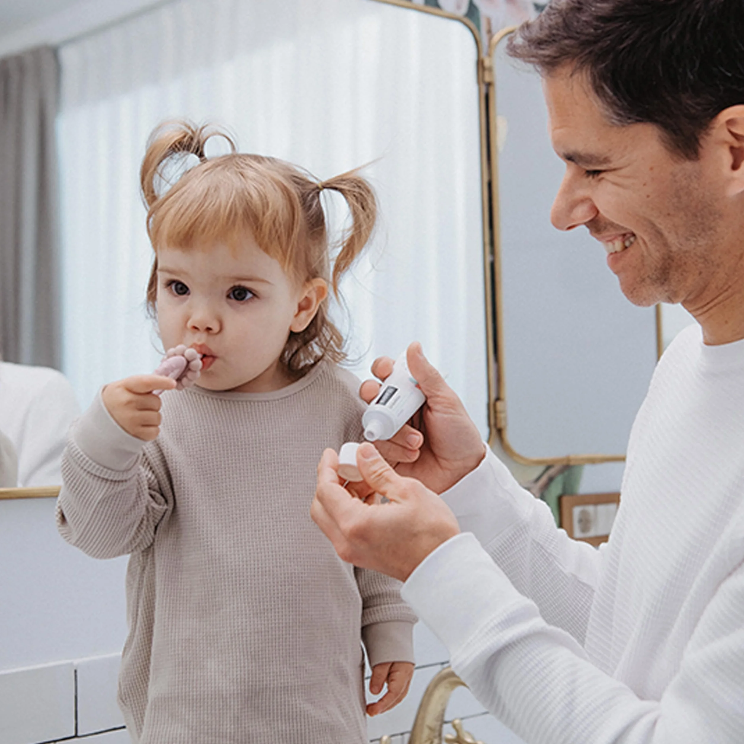 Suavinex, Spazzolino da denti per bambini da 0 a 2 anni, setole super morbide, ideale per gengive sensibili, manico ergonomico, testurizzato e antiscivolo, tappo di sicurezza, pulisci lingua, rosa