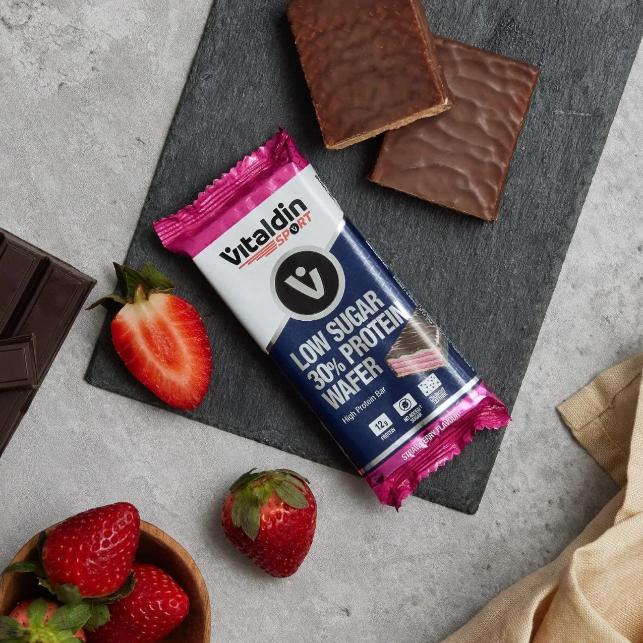 VITALDIN SPORT Low Sugar 30% Protein Wafer Fragola 12 Barrette Proteiche 40g Cioccolato Fondente
