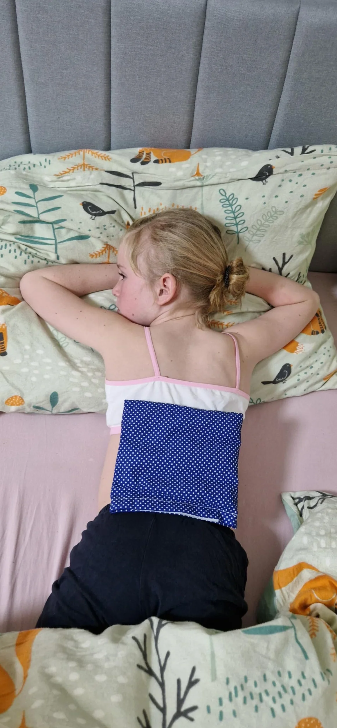 Cuscino termico ai noccioli di ciliegia 19×18 cm – dispositivo medico di classe I CE in cotone, applicazione caldo e freddo, blu con puntini bianchi