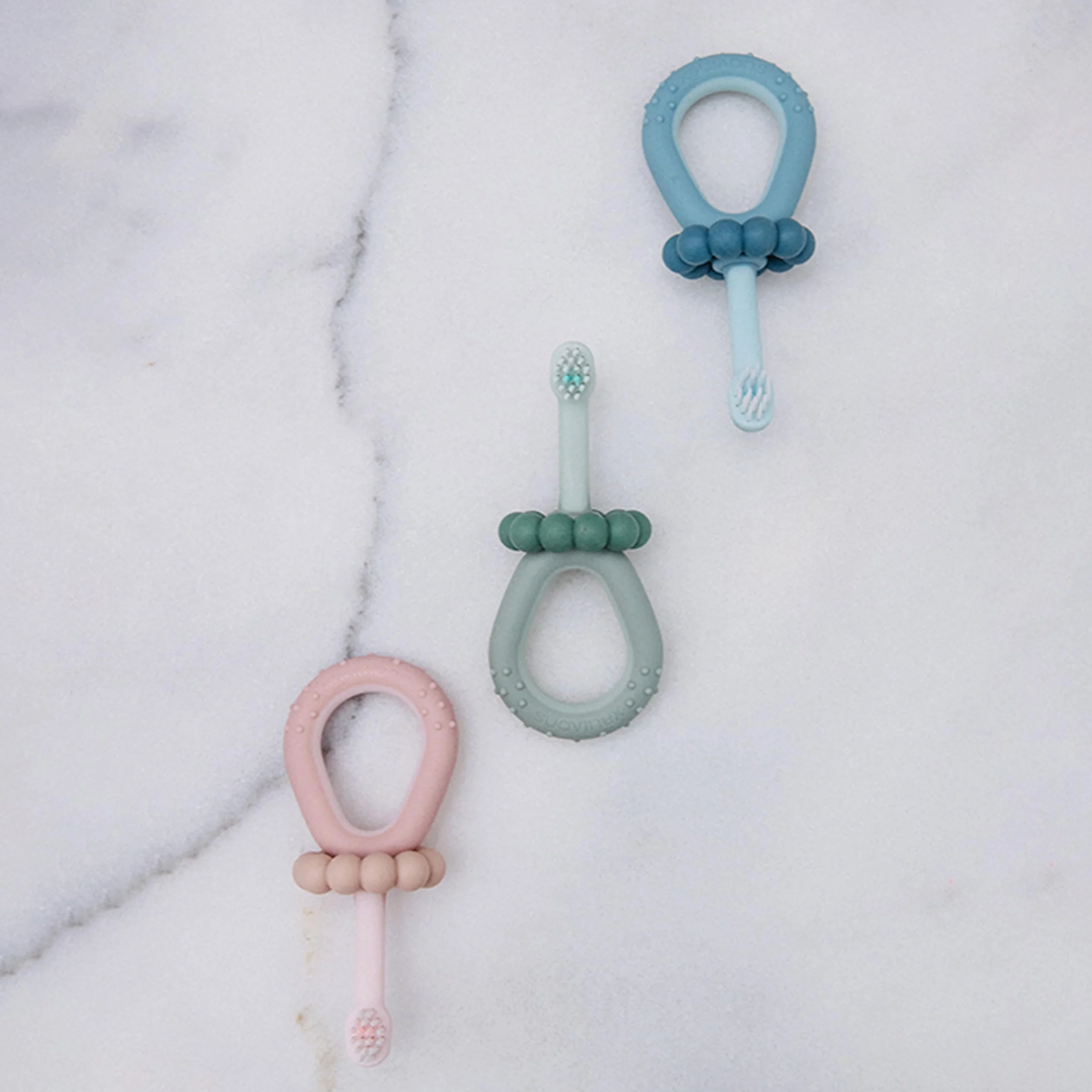 Suavinex, Spazzolino da denti per bambini da 0 a 2 anni, setole super morbide, ideale per gengive sensibili, manico ergonomico, testurizzato e antiscivolo, tappo di sicurezza, pulisci lingua, rosa