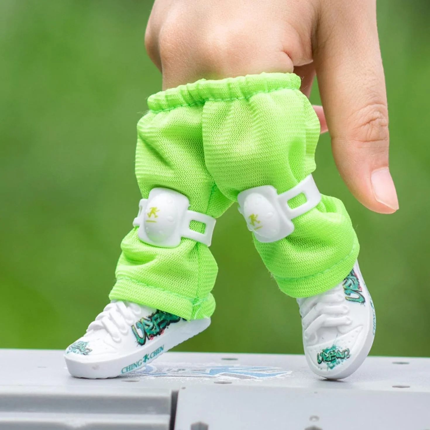 Jowxsx 1Pair Mini Finger Shoes, Mini Finger Shoes, Finger Pad Ginocchiere, Scarpe da tastiera, Mini Key Fob Scarpe, Finger Trainers, Breakdance, Finger Shoes