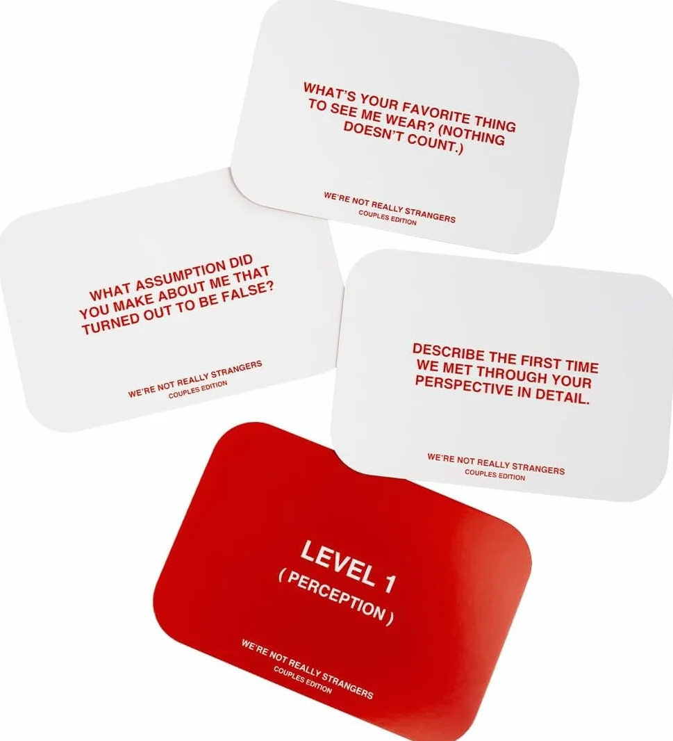 WE'RE NOT REALLY STRANGERS Gioco di carte edizione per coppie, 150 carte di conversazione per coppie, adulti e adolescenti, gioco a 2 giocatori per appuntamenti serali, serate di gioco e feste, età.