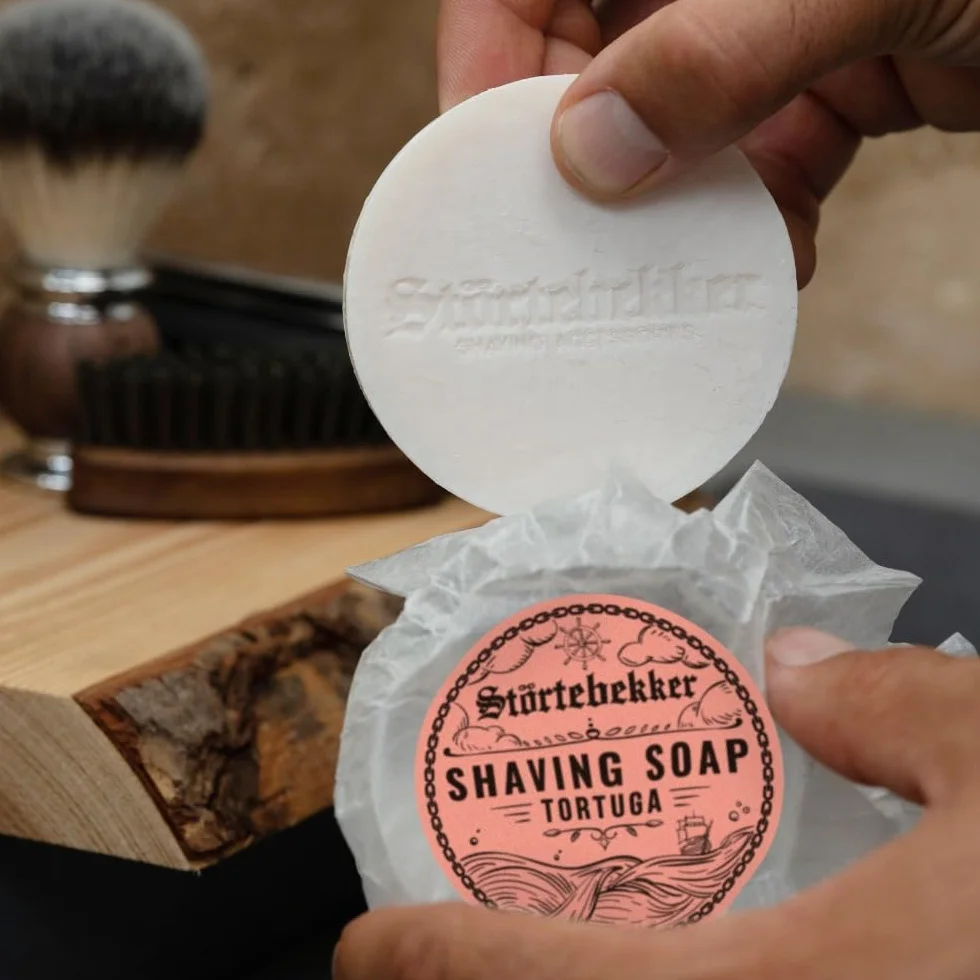 Störtebekker Premium Sapone da rasatura (Tortuga) - per una ricca schiuma da barba - Perfetto per la rasatura con rasoio di sicurezza e rasoio a lama dritta - vegano - fatto a mano (70g, 1pc.)