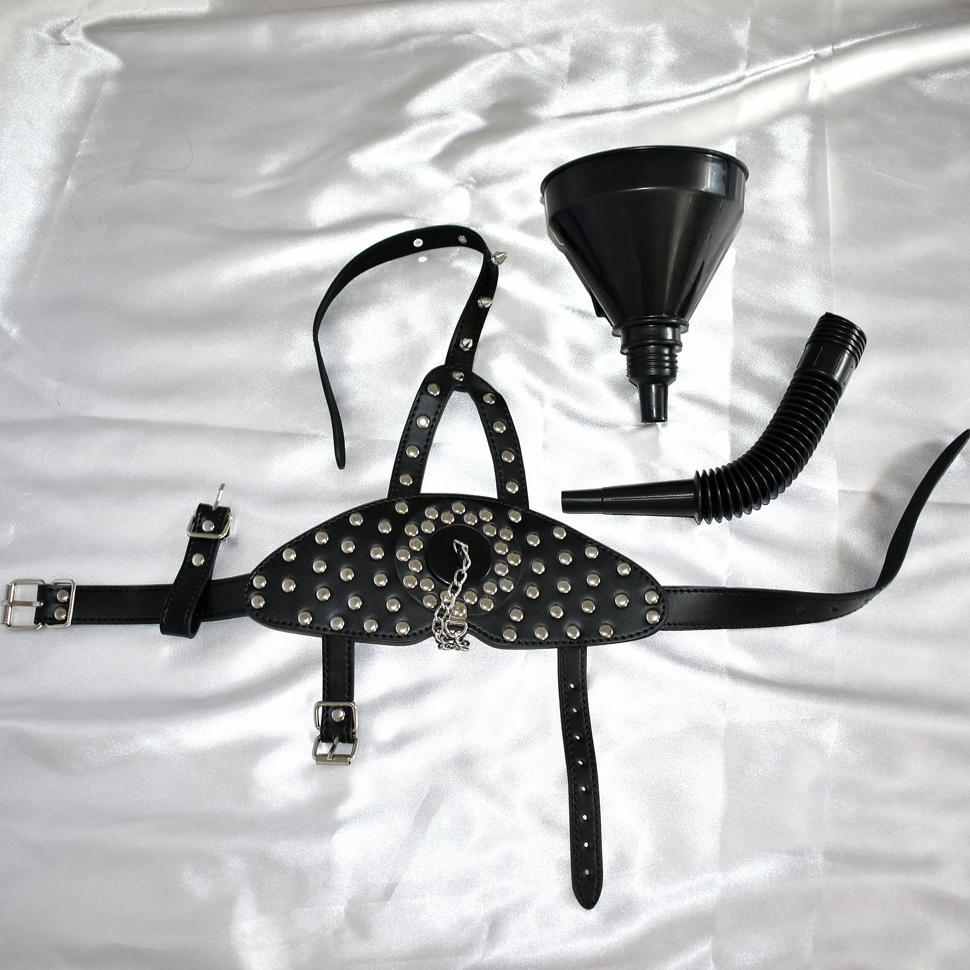 Maschera Fetish Pissgag con Imbuto & Tappo – Bavaglio regolabile in ecopelle per BDSM