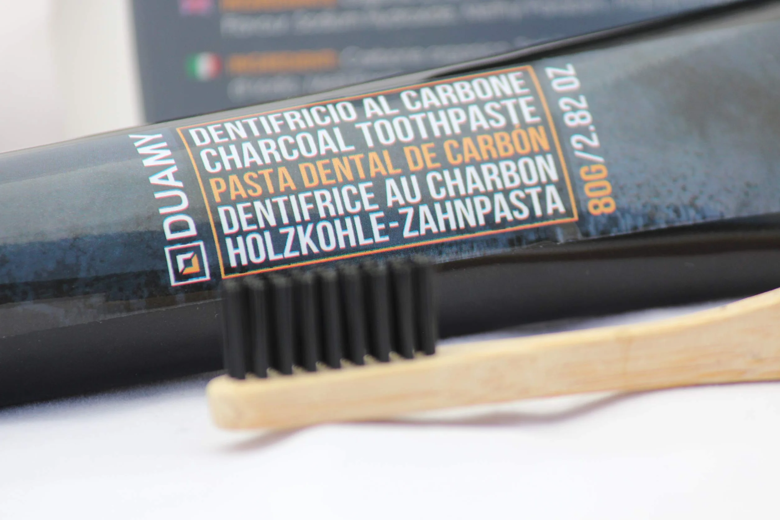 Kit Sbiancante Dentifricio al Carbone Attivo 80g + Spazzolino Bambù Bio Organico Senza Perossido