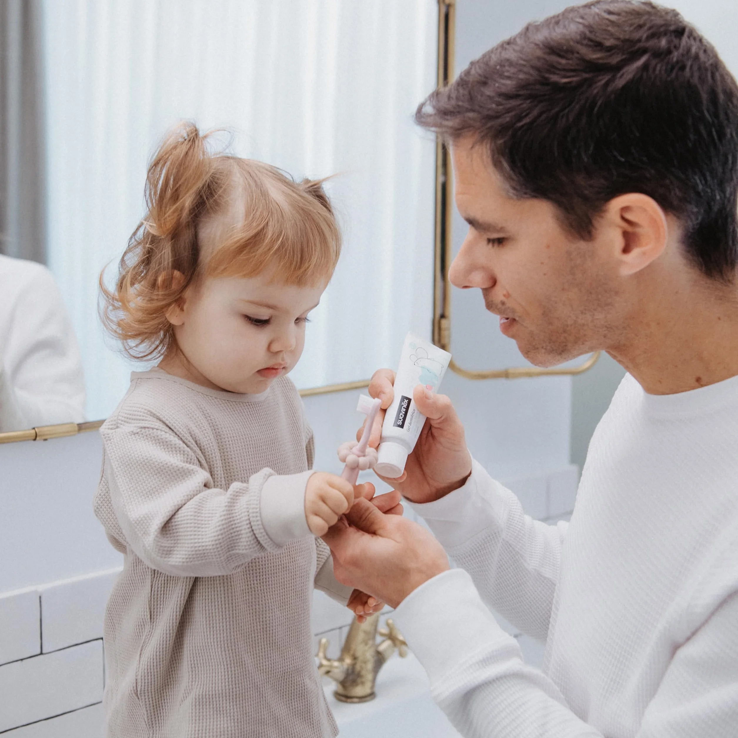 Suavinex, Spazzolino da denti per bambini da 0 a 2 anni, setole super morbide, ideale per gengive sensibili, manico ergonomico, testurizzato e antiscivolo, tappo di sicurezza, pulisci lingua, rosa