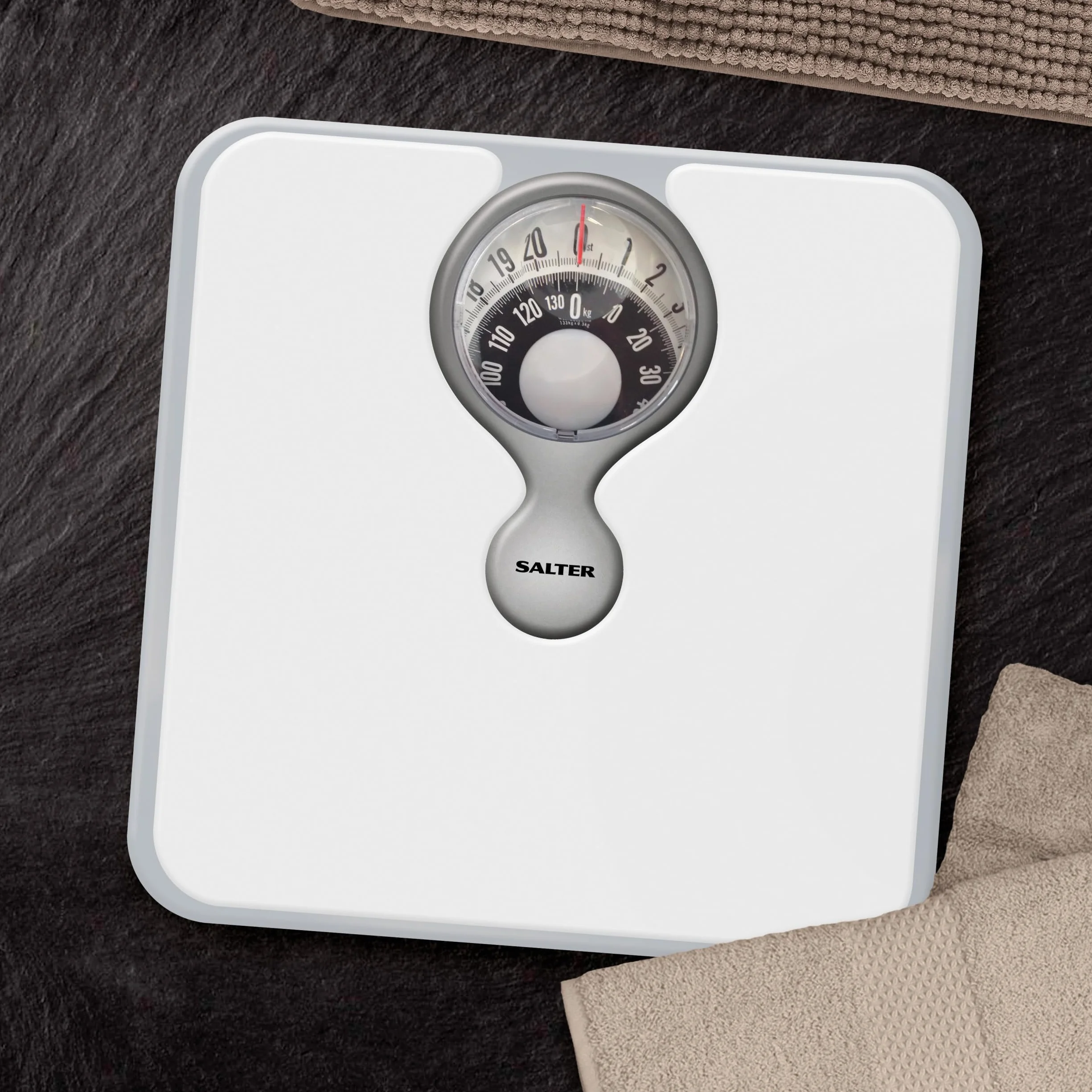Salter Bilancia Meccanica da Bagno – Bilancia Pesa Persona Analogica, Quadrante con Lente d’Ingrandimento, Portata Massima 133 KG, Design Monocromatico, Senza Batterie, Colore Bianco