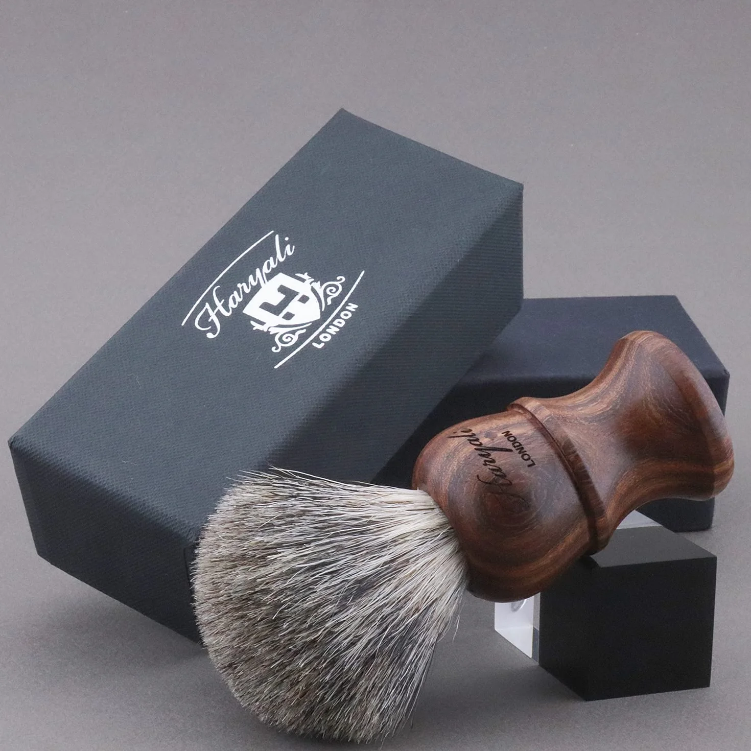 Haryali London, Pennello da barba in puro legno di tasso per uomo - Pennello da barba tradizionale per una schiuma ricca, accessorio da barba per uomo ideale per pelli sensibili