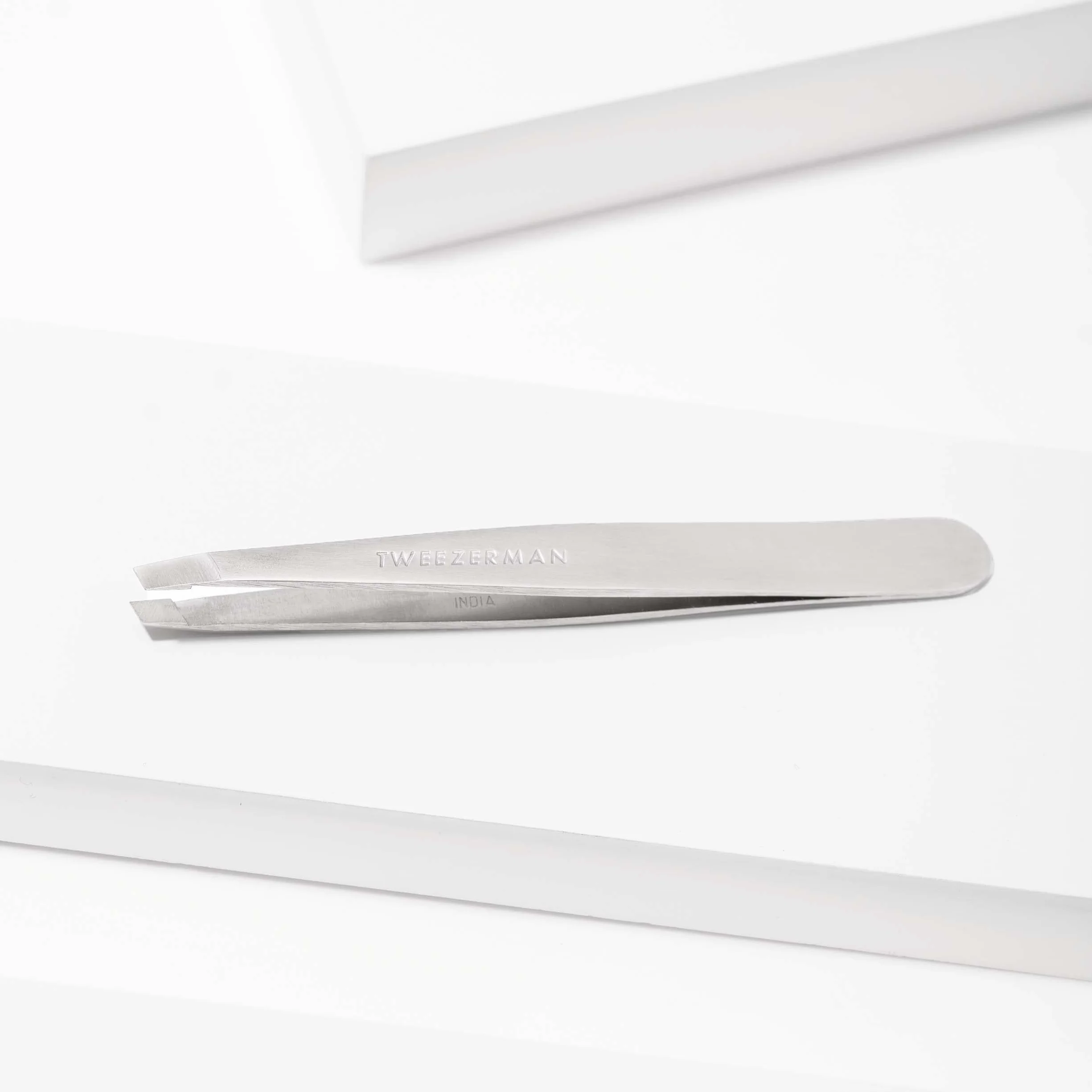 TWEEZERMAN Pinzetta (punte di precisione inclinate affilate a mano, qualità professionale, ergonomica, per sopracciglia, acciaio inox)