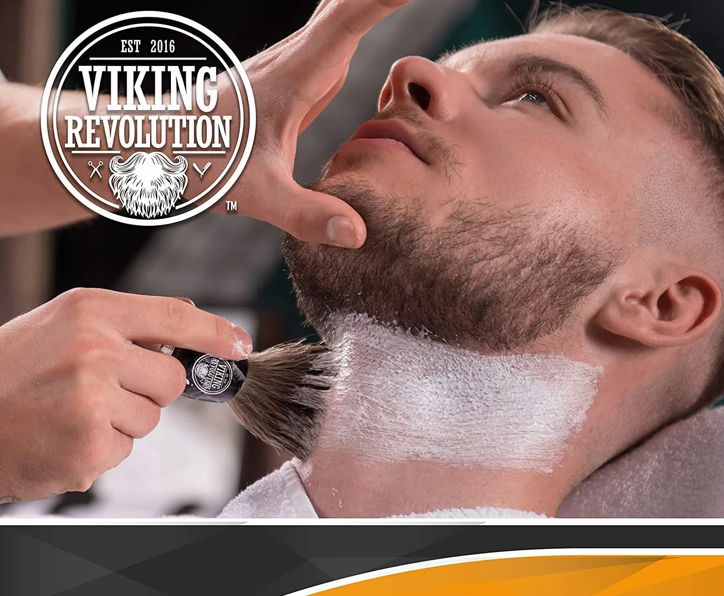 Viking Revolution Pennello Barba in Tasso - Pennello da Barba Rasatura a Umido con Crema e Schiuma da Barba - La Miglior Rasatura con Rasoio di Sicurezza, Rasoio a Doppio Filo o Rasoio Pieghevole