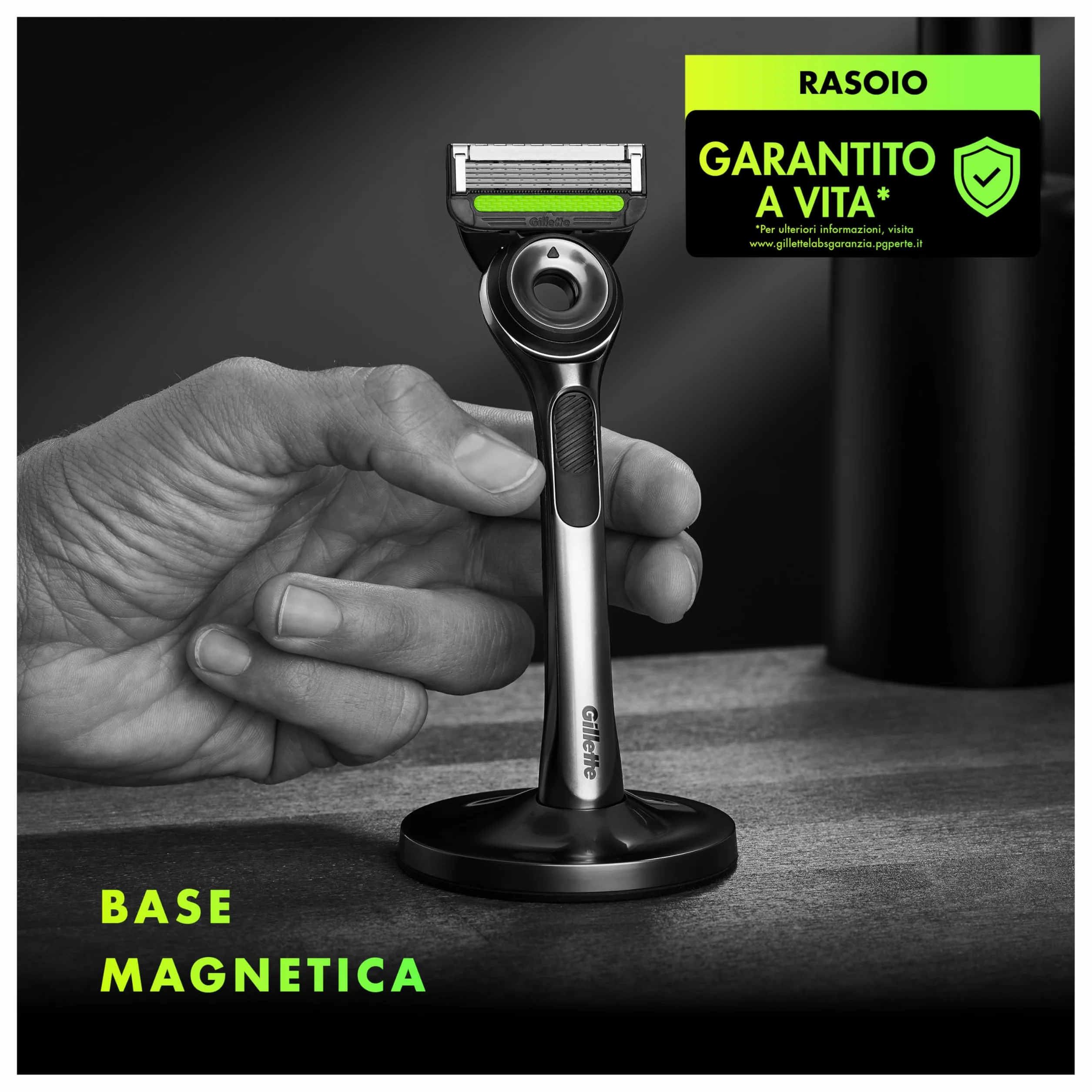 Gillette Labs Rasoio Barba Manuale con Barra Integrata, 1 Manico, 5 Lamette Gillette di Ricambio, con Base Magnetica, Grigio, Rasoio Barba e Lamette di Ricambio