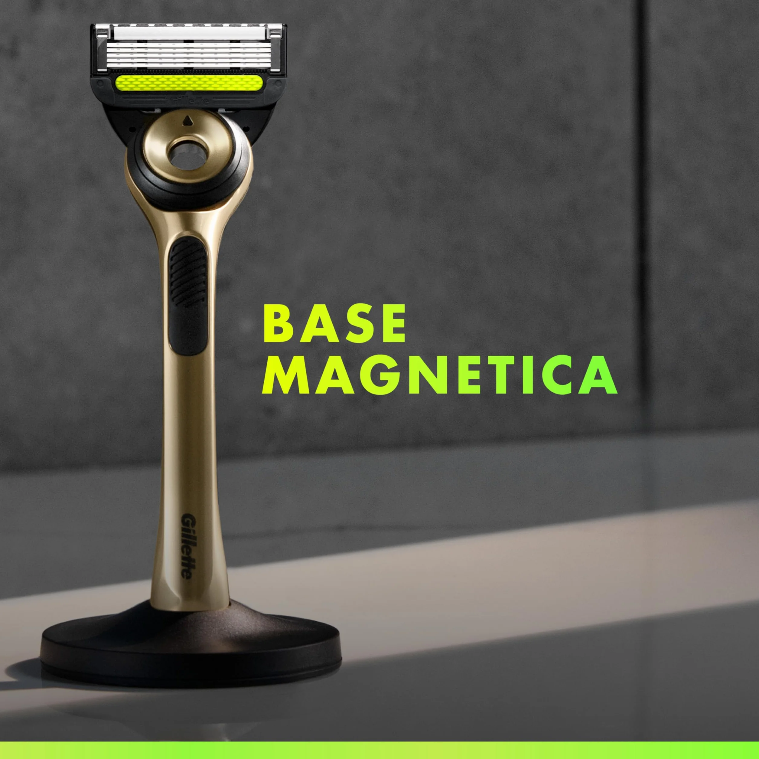 Gillette Labs con Barra Integrata, Rasoio Barba Manuale, 1 Manico, 1 Lamette Gillette di Ricambio, con Base Magnetica, Edizione dei Campioni, Oro, Rasoio Barba e Lamette di Ricambio